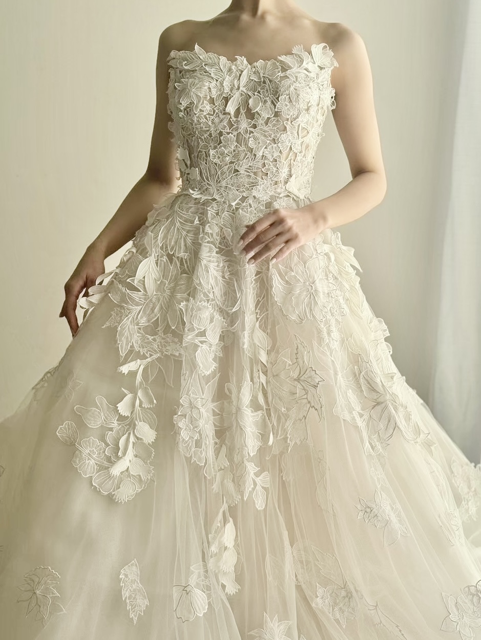 ザトリートドレッシングがご紹介する優美でロマンティックなオスカーデラレンタのAラインのウェディングドレス