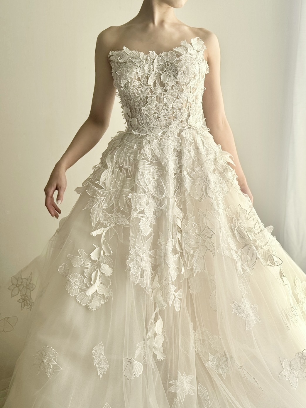 ザトリートドレッシングよりご紹介をする立体的なレースが施された圧倒的な存在感を放つオスカーデラレンタのウェディングドレス