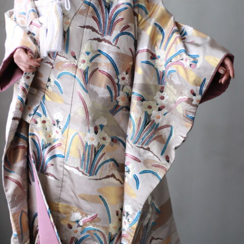 トリートドレッシングで取り扱っている、雪持ち水仙の刺繍が特徴的な、上品で洗練された色打掛