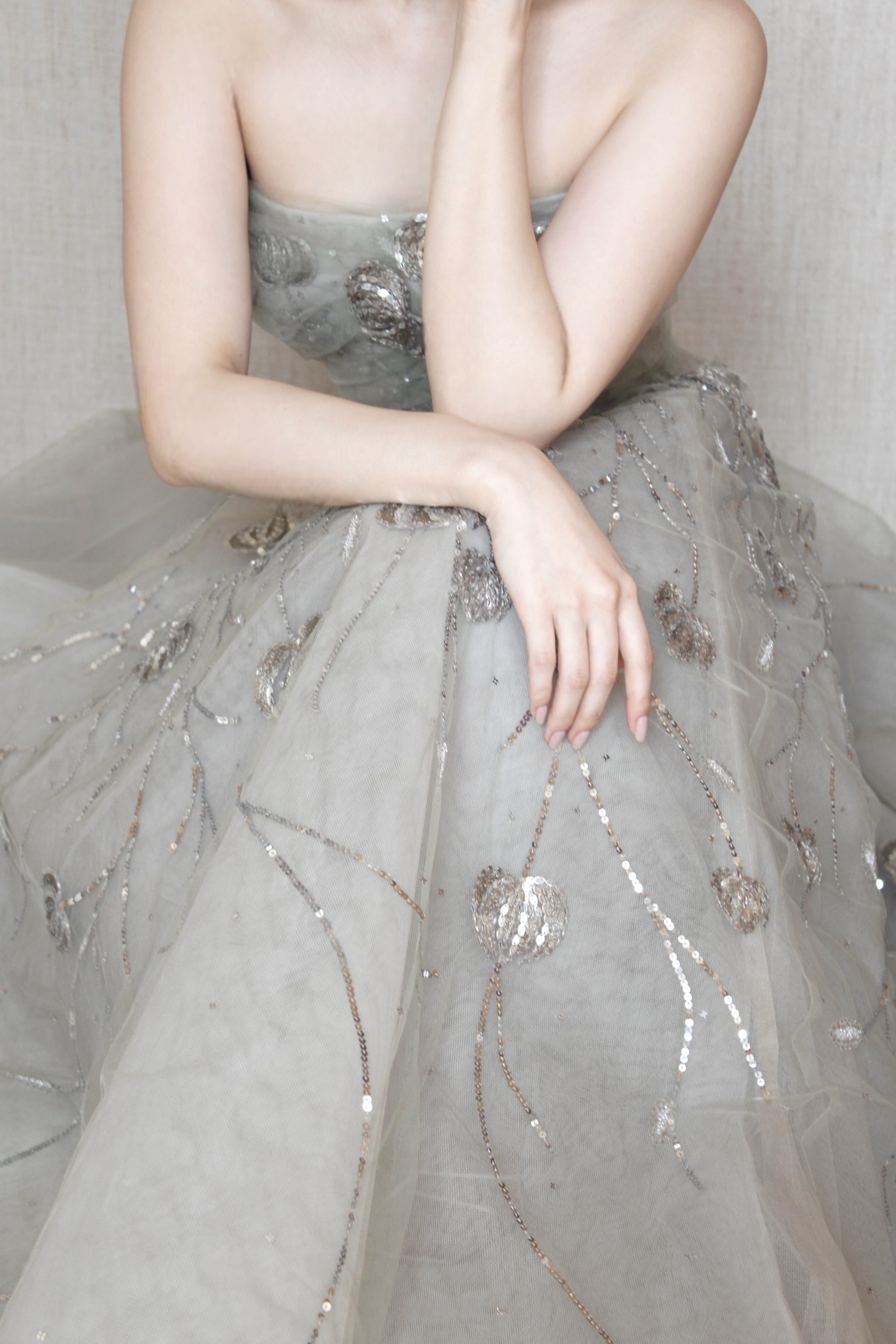 リーム アクラが織りなすゴージャスで洗練されたくすみグリーンのAラインのカラードレス