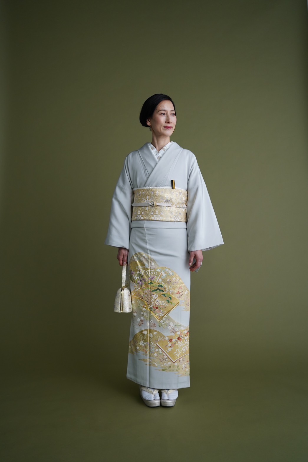 結婚式で叔母様が着用する色留袖をザ トリートドレッシングではレンタル可能でございます。