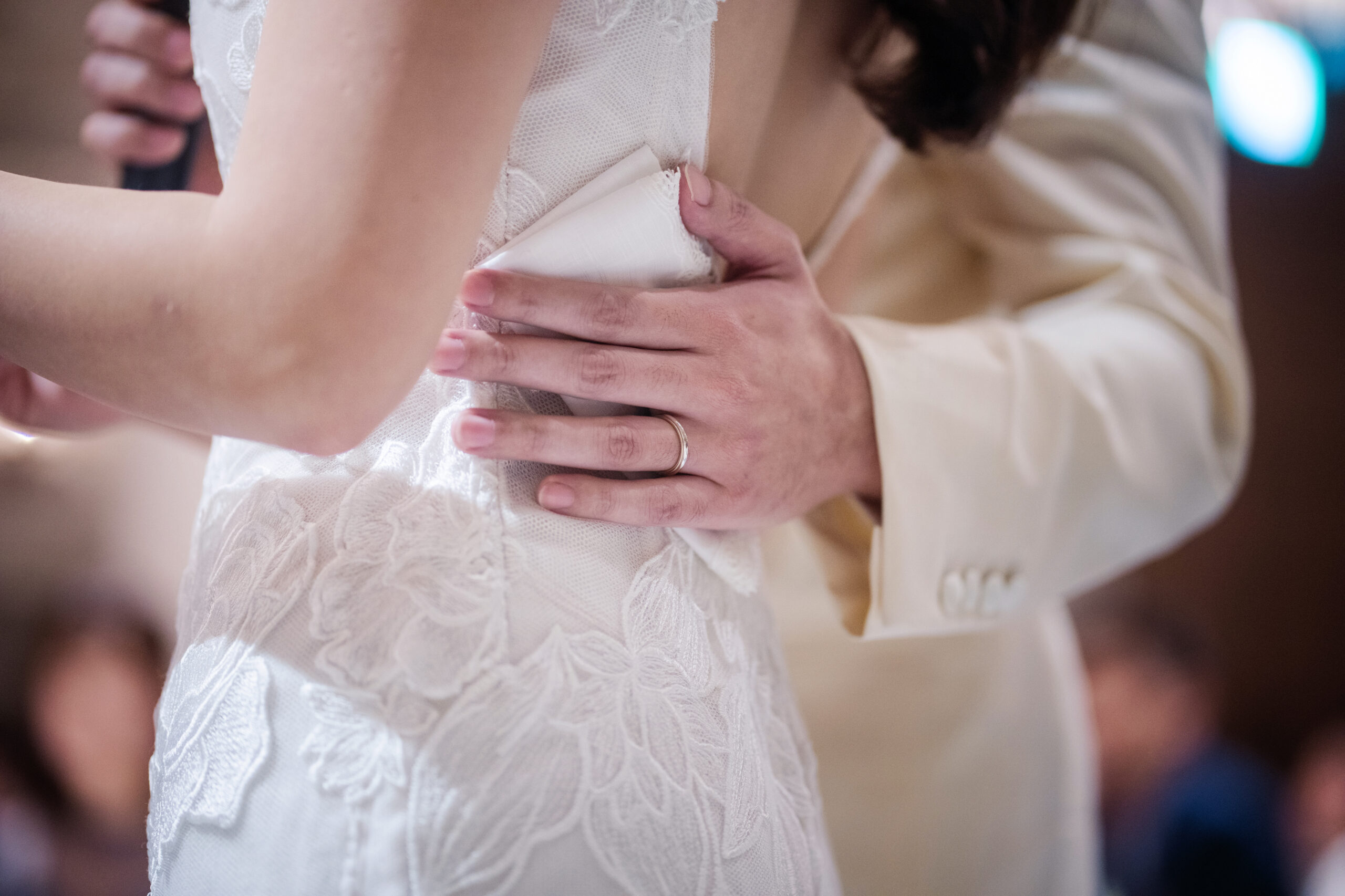 モニークルイリエのローズのレースが美しいマーメイドラインのウェディングドレスを身に纏うご新婦様とホワイトのジャケットを纏うご新郎様