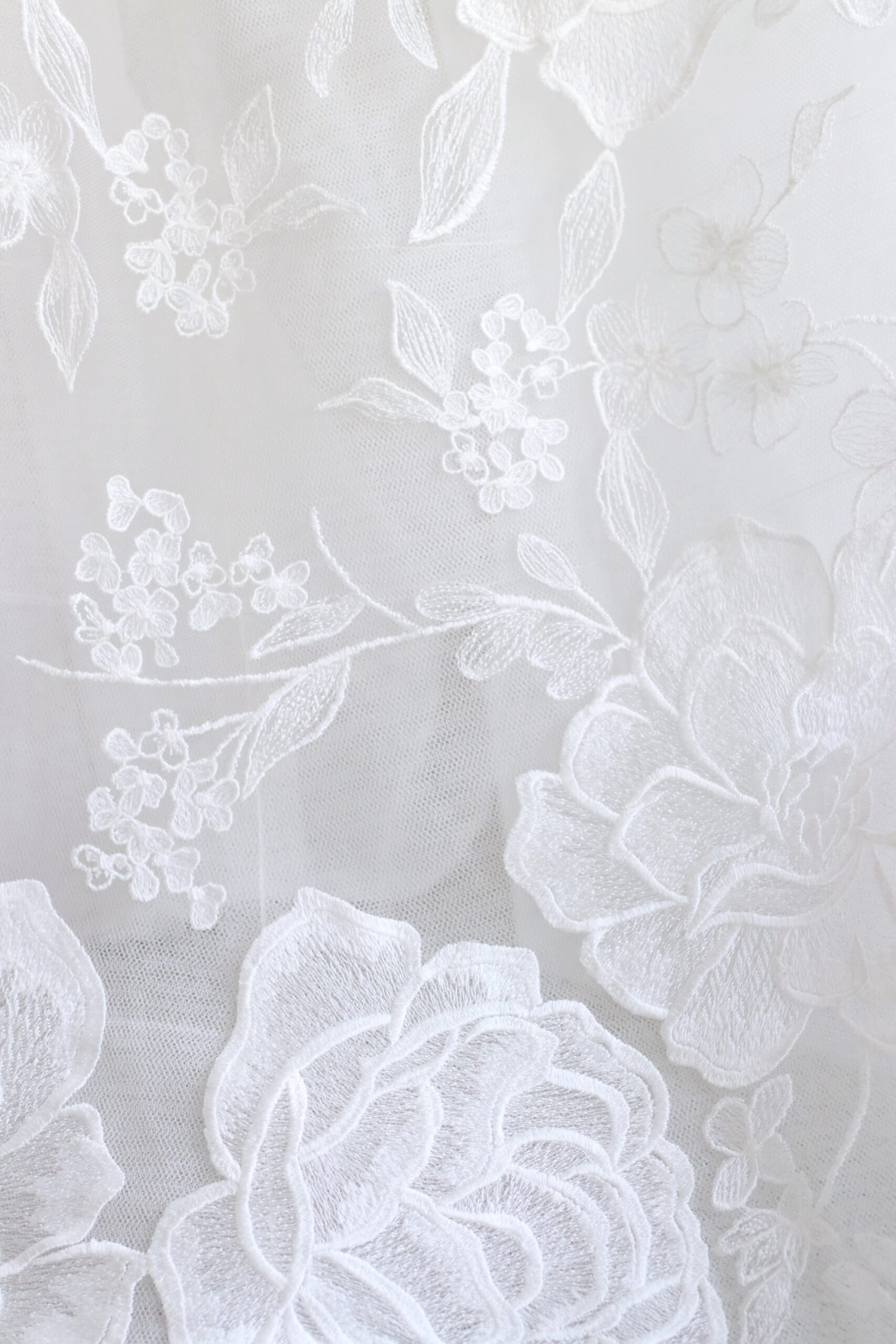 国内のドレスショップではトリートドレッシングのみがお取り扱いをしているモニークルイリエよりセレクトした、フラワーやリーフの自然のモチーフが施された透き通るようなレースが美しいウェディングドレスです。