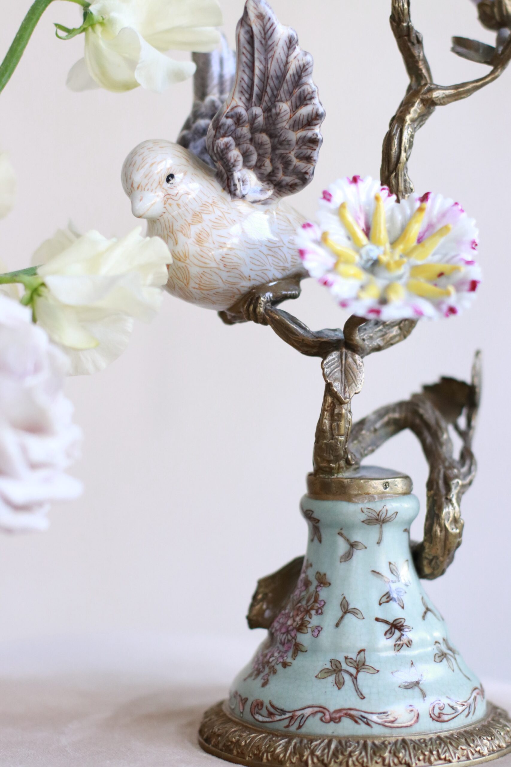 フェミニンでロマンティック、そして遊び心を忘れないモニークルイリエならではの世界観をご堪能ください。