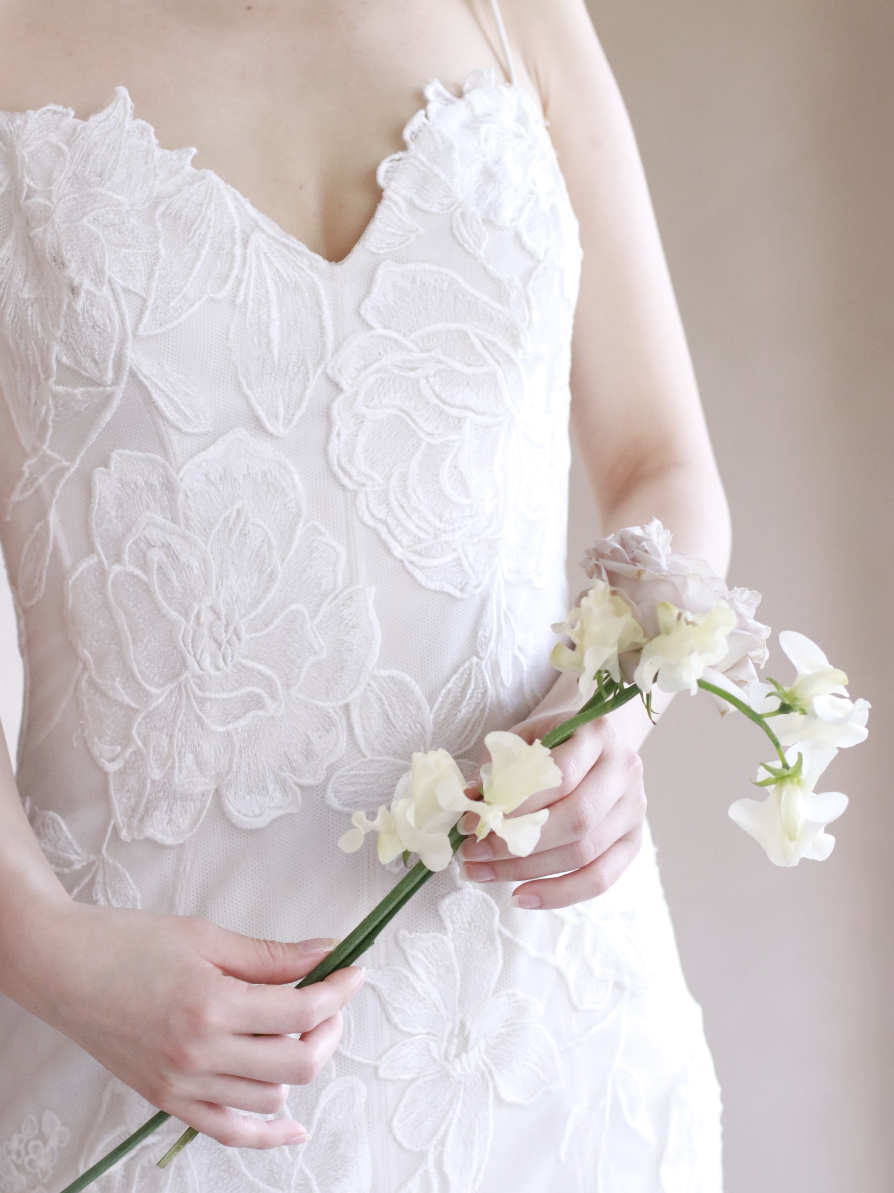 トリートドレッシングだからこそ出会っていただけるモニークルイリエの美しいウェディングドレスは、レース使いが巧みなモニークルイリエならではのフェミニンさが溢れる一着です。