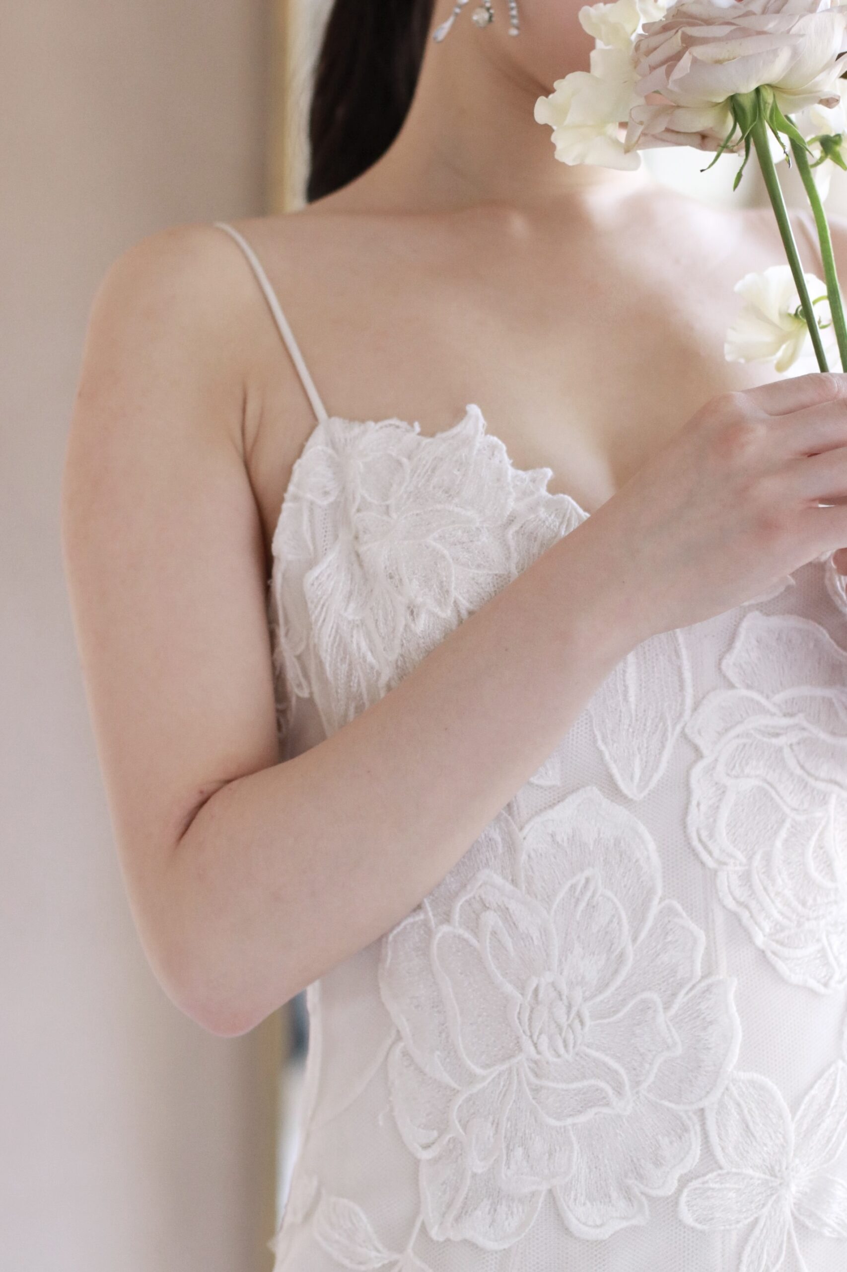 トリートドレッシングアディション店でお取り扱いをしている、ローズのモチーフが施された透明感たっぷりのモニークルイリエよりセレクトしたウェディングドレスです。