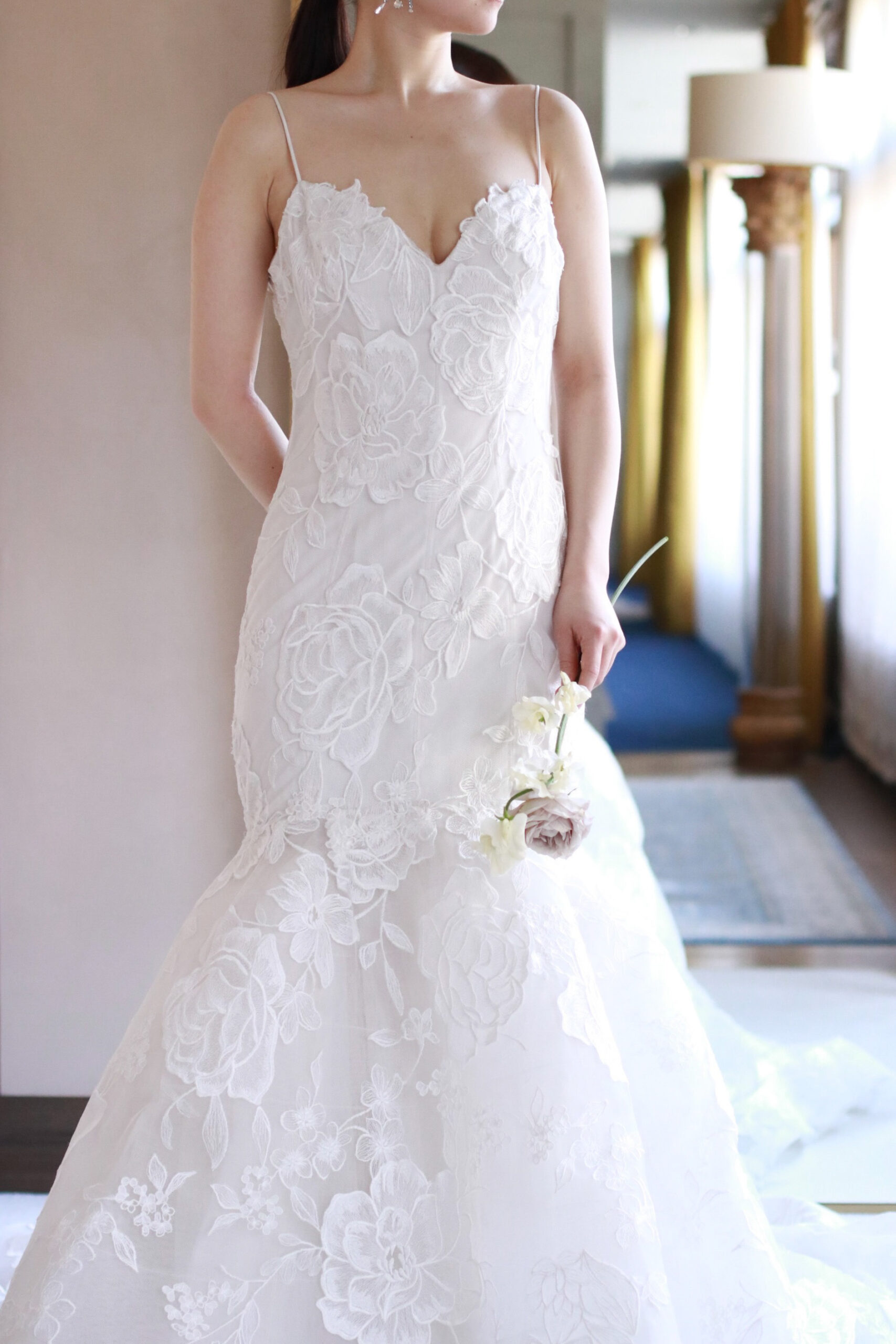 トリートドレッシングアディション店でお取り扱いをしている美しいマーメイドラインのウェディングドレスは、柔らかい色合いとローズのレースによりフェミニンで愛らしい雰囲気を身に纏っていただくことができます。