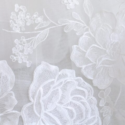 トリートドレッシングアディション店よりフェミニンで上質なレースのモニークルイリエのウェディングドレスをご紹介いたします。