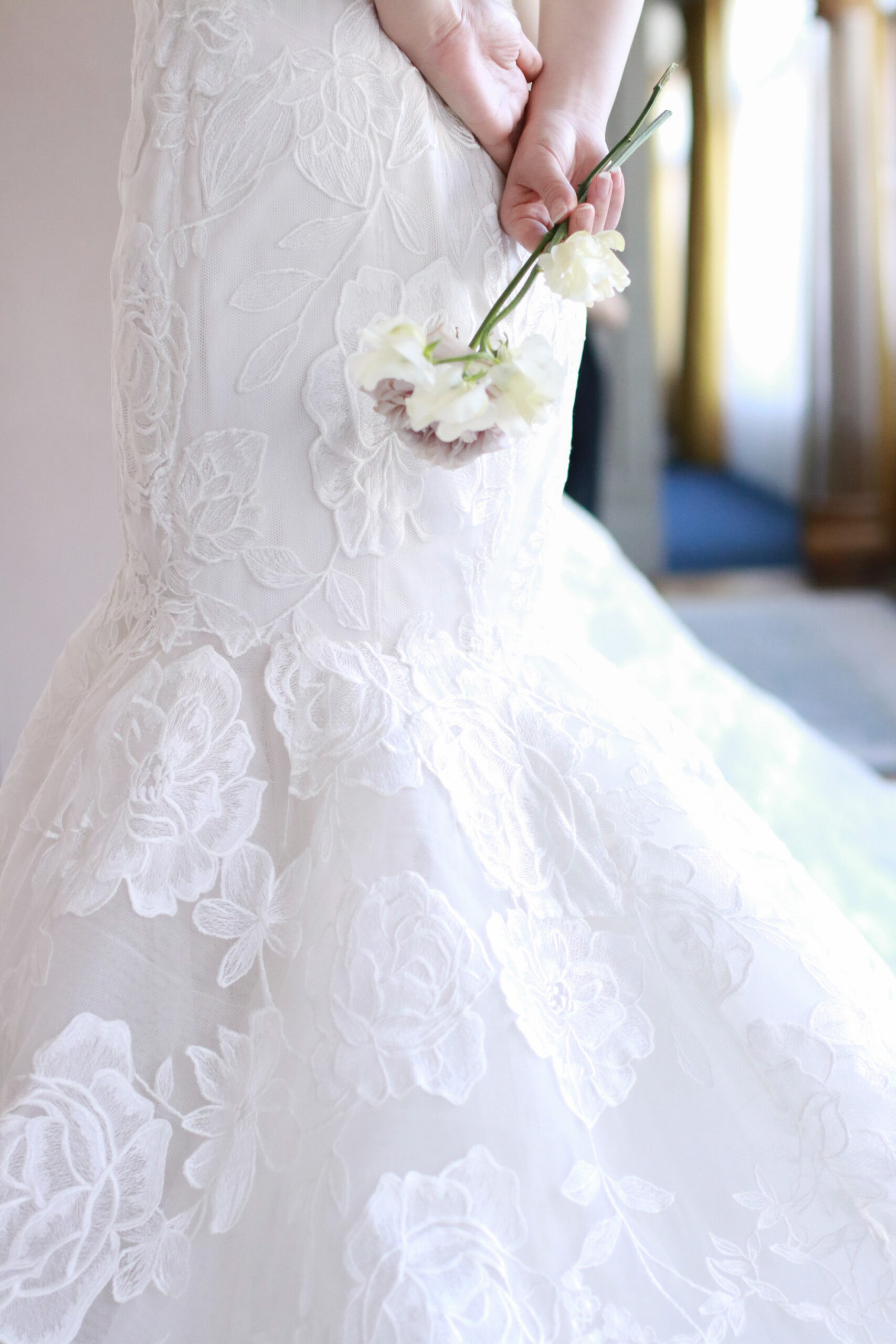 ヒップラインから裾元にかけてエレガントに広がるモニークルイリエのマーメイドラインのウェディングドレスは、女性ならでは美しい曲線を描き、柔らかく愛らしい印象でお過ごしいただくことができます。