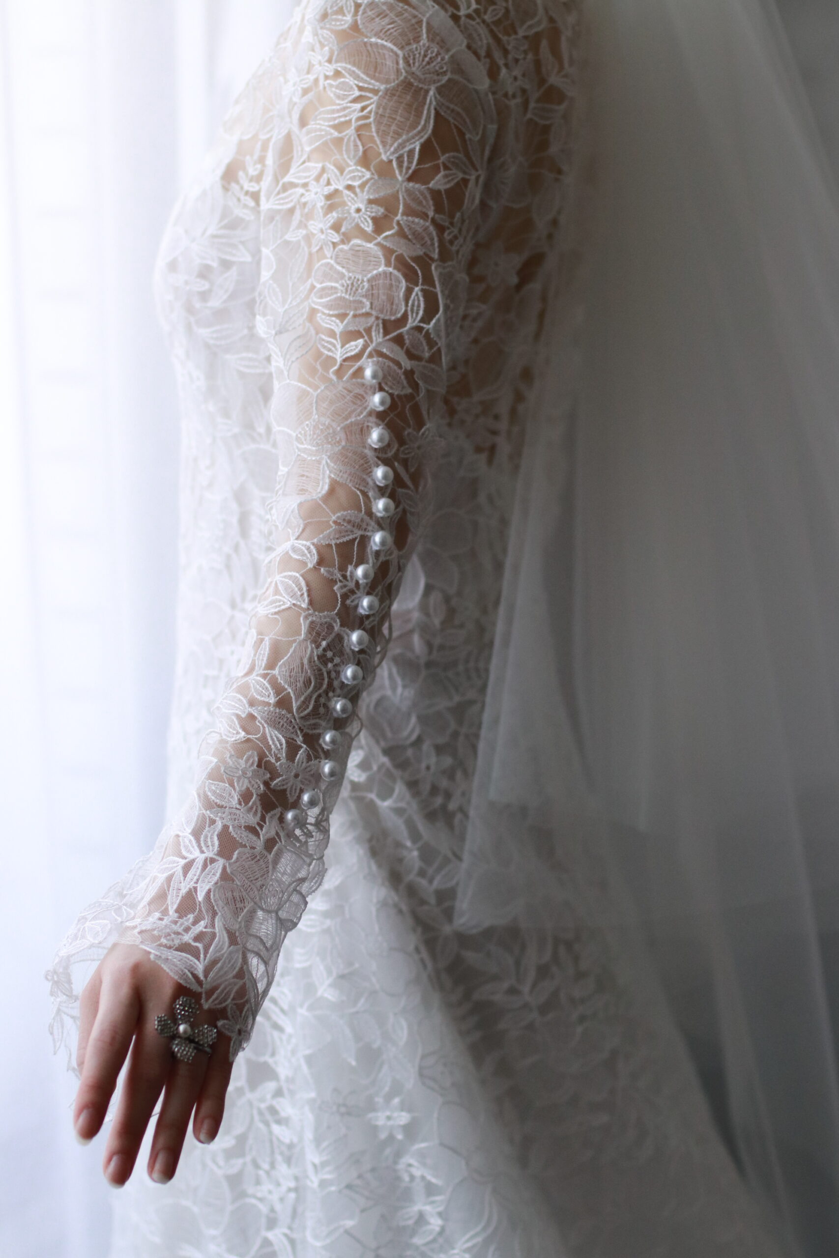 袖を通すことを躊躇うほど柔らかく透き通ったスリーブに施された繊細なパールは花嫁を上品さつ優雅な雰囲気へと昇華させます