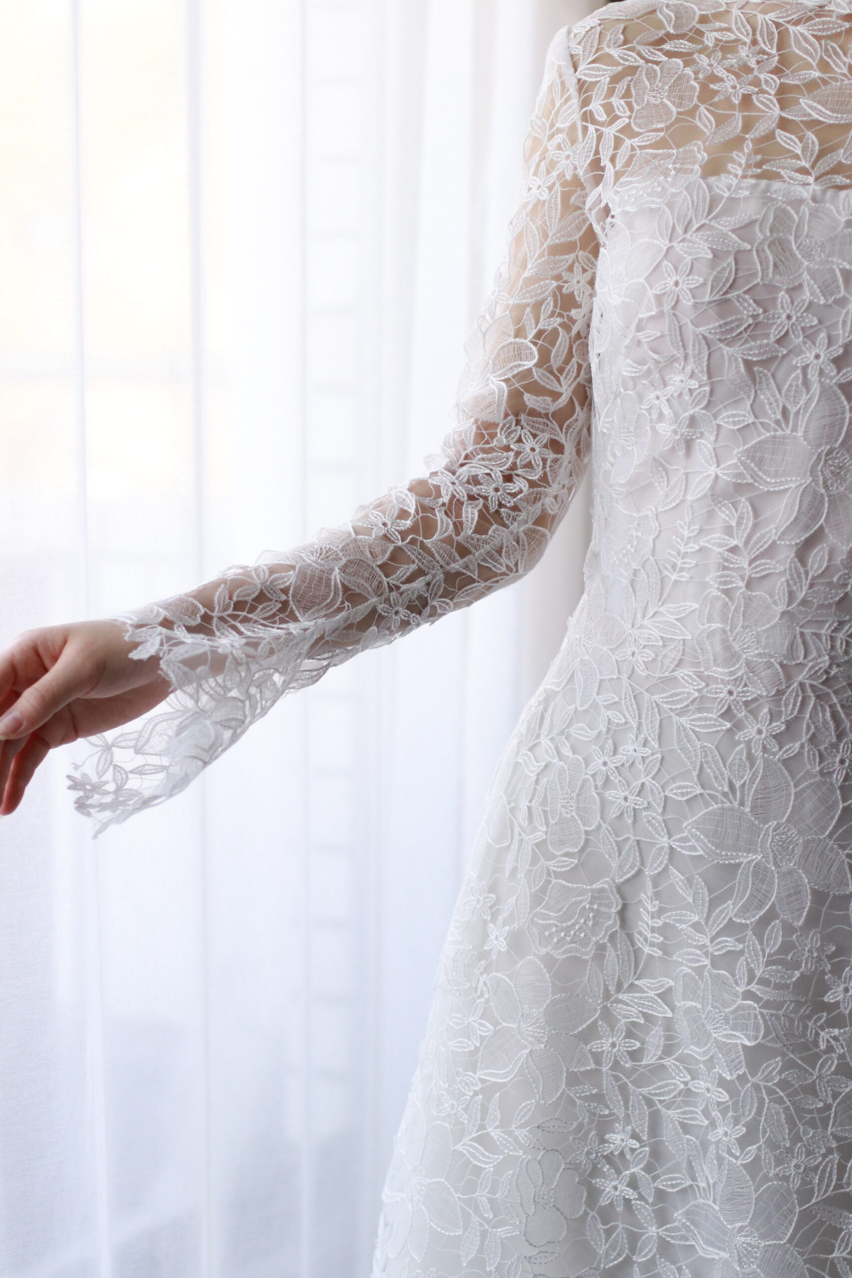 上質なファブリックと洗練されたエレガントなデザインで花嫁に自信を与えてくれる、リームアクラより新作のウェディングドレスをご紹介いたします