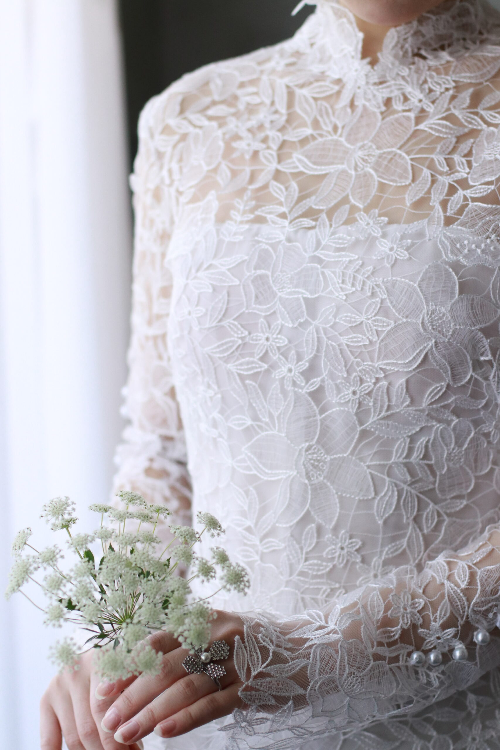 リームアクラより届いた新作ウェディングドレスは細い糸と太い糸で丁寧に紡がれた立体的なレースワークはまるでアートを見ているかのような美しさで見る人を魅了します。
