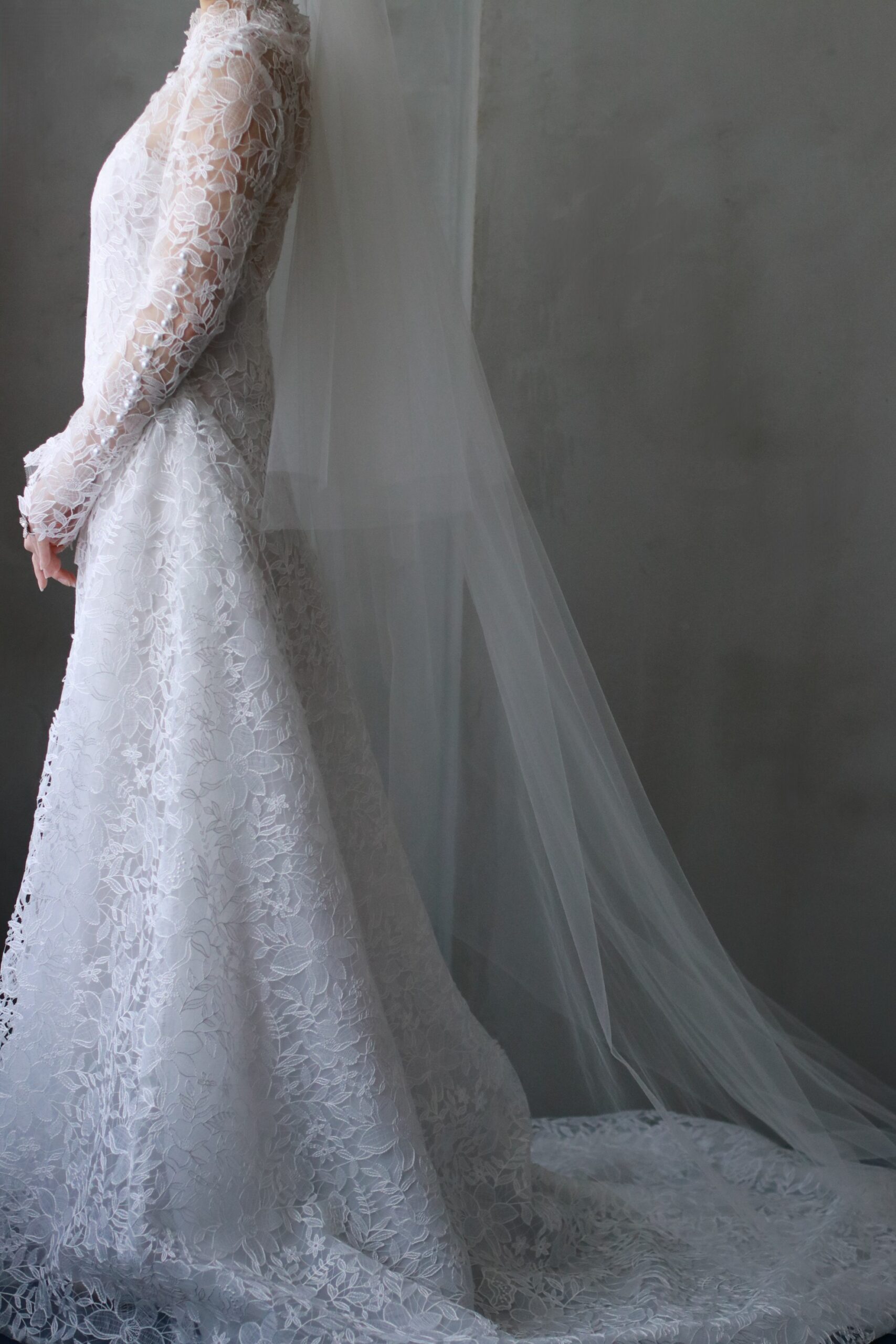 リームアクラより届いた繊細なファブリックを惜しみなく贅沢に使用している新作Aラインのウェディングドレスは、程よく重厚感があり普遍的なクラシカルさを演出します