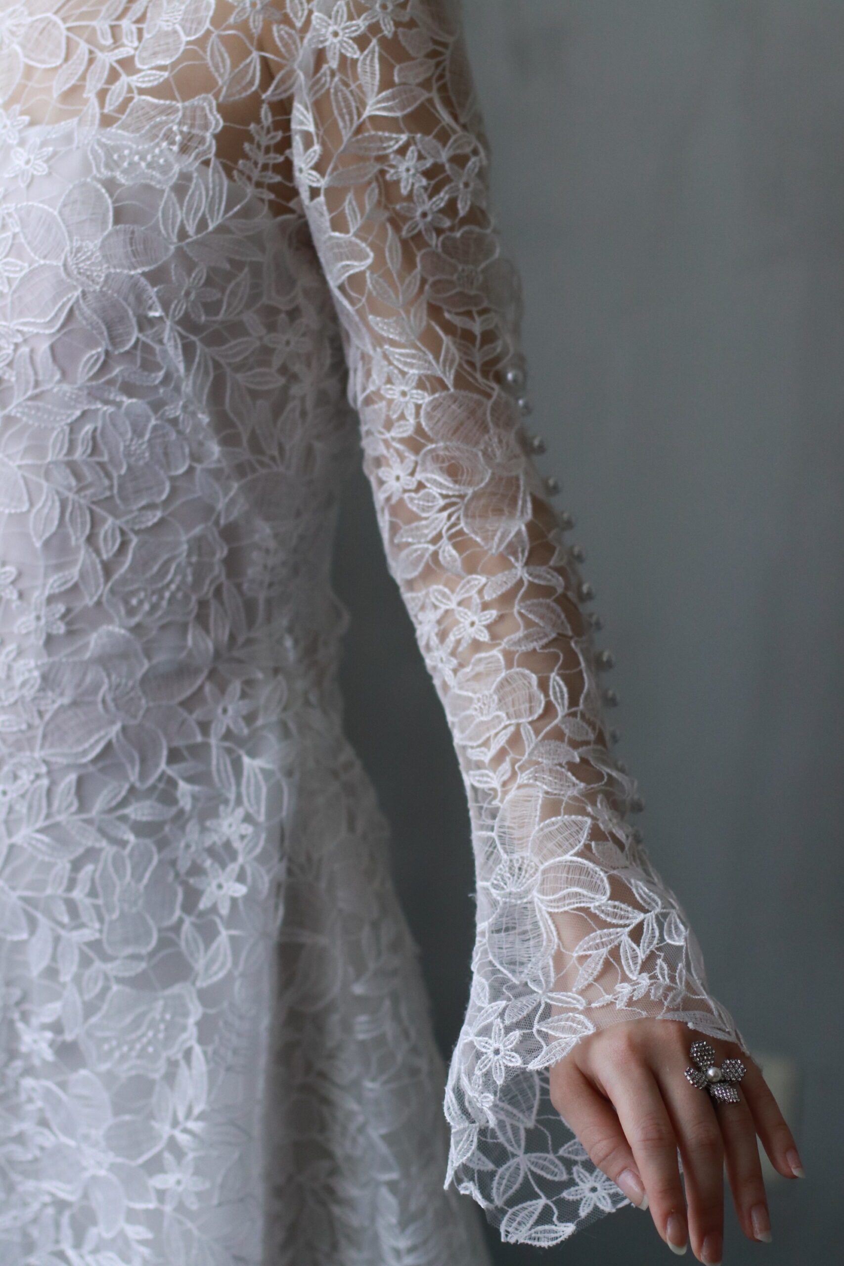 ザトリートドレッシングアディション店よりご紹介するリームアクラの新作ウェディングドレスは袖元のカッティングは花嫁の動きに合わせて柔らかく揺れるため、女性らしい愛らしさとロマンティックな可憐さを叶えてくれます