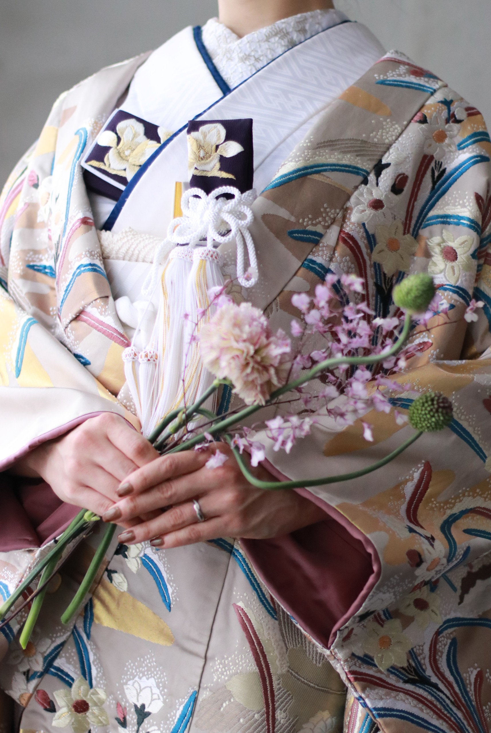 ザトリートドレッシングアディション店でお取り扱いをしている華やかさや個性を表現する雪持ち水仙の色打掛