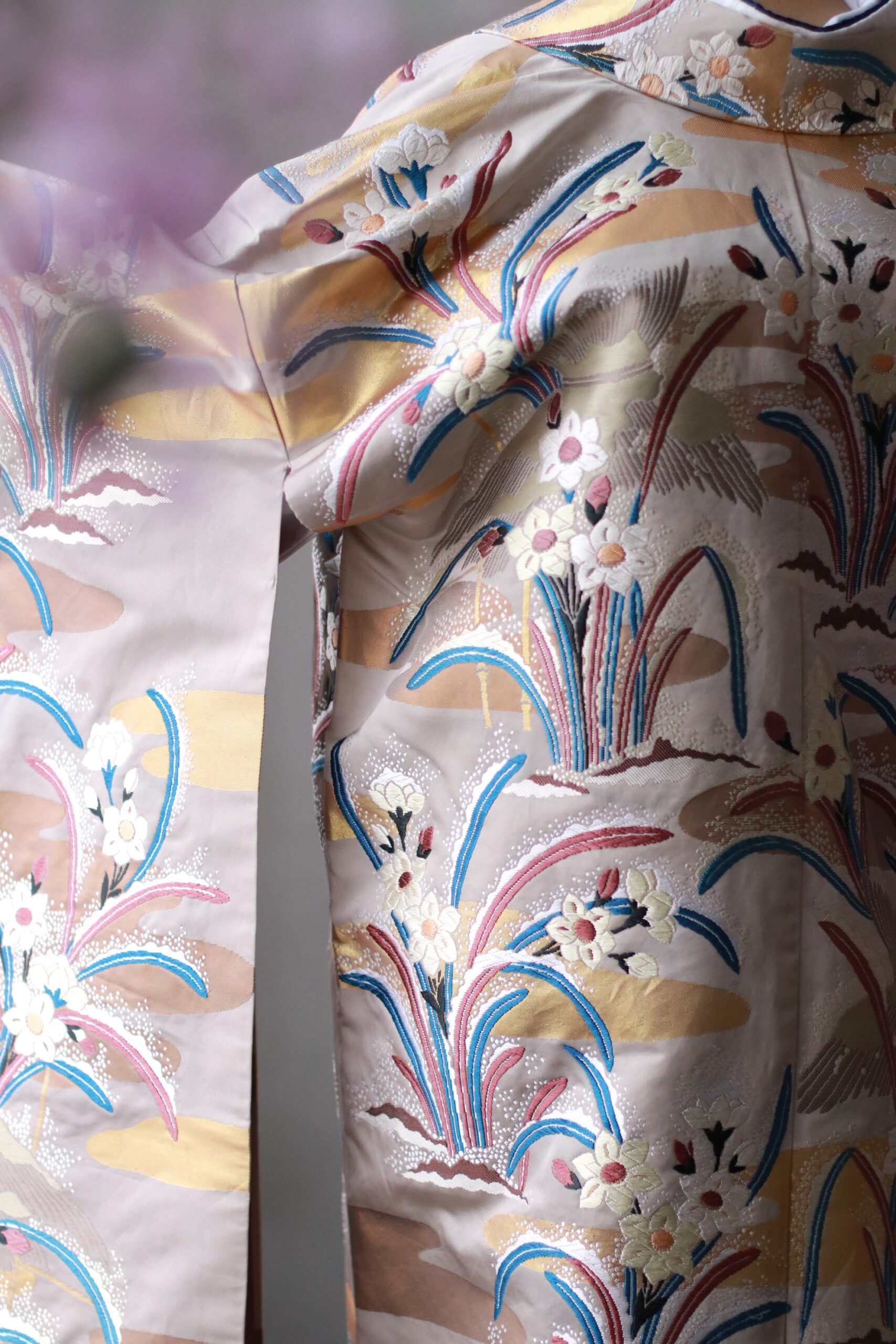 ザトリートドレッシングアディション店で扱っている、艶やかな糸を幾重にも重ね繊細に仕立てられた唐織( からおり )の色打掛後ろ姿