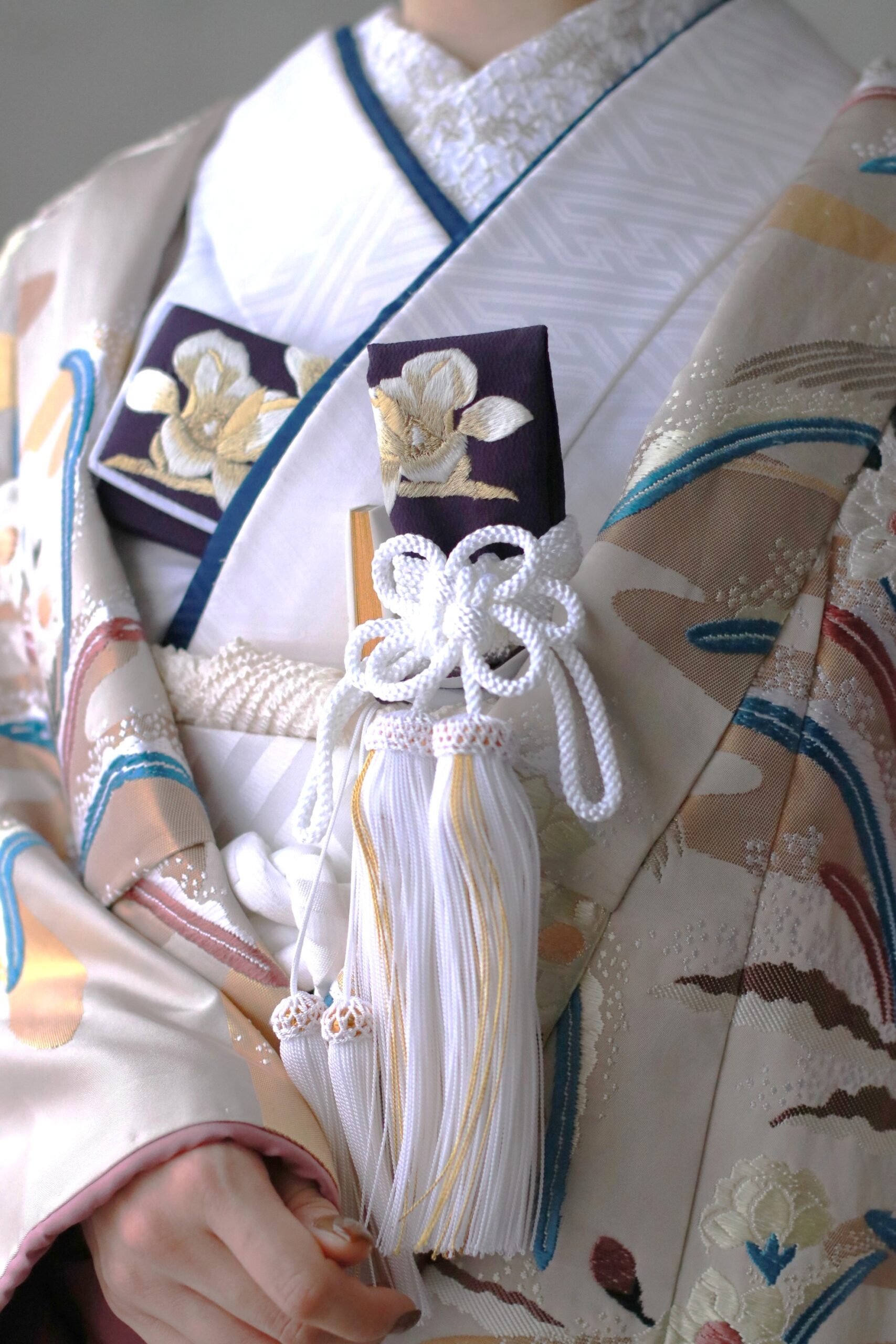 柔らかで上品な色味の色打掛には、はっきりとし色の重衿とお小物を合わせることで、洗練されたコーディネートに昇華されます