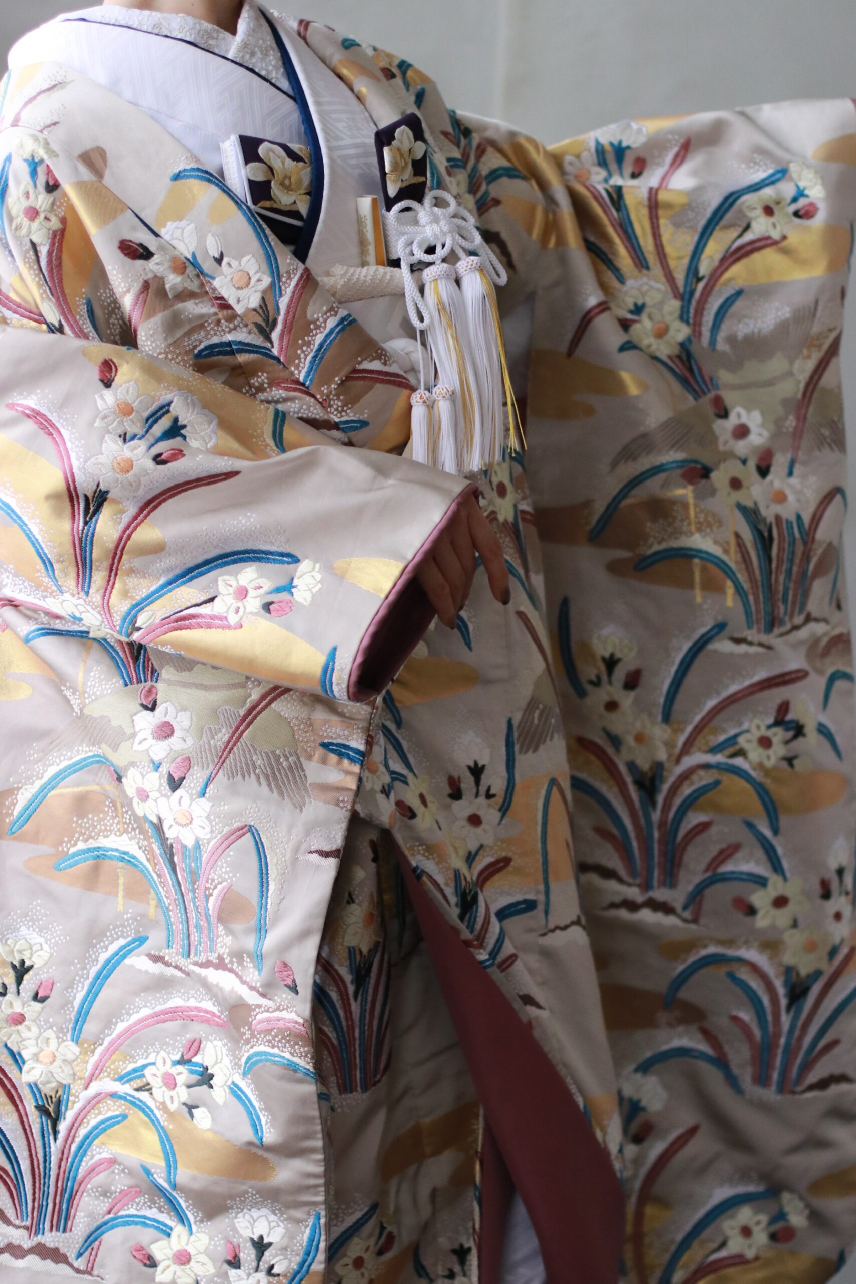 繊細な絹糸を幾重にも重ねて織りあげる唐織によって描かれた雪持ち水仙は、刺繍のような立体感を持ちながら、布としてのしなやかさと気品を叶えることができます。