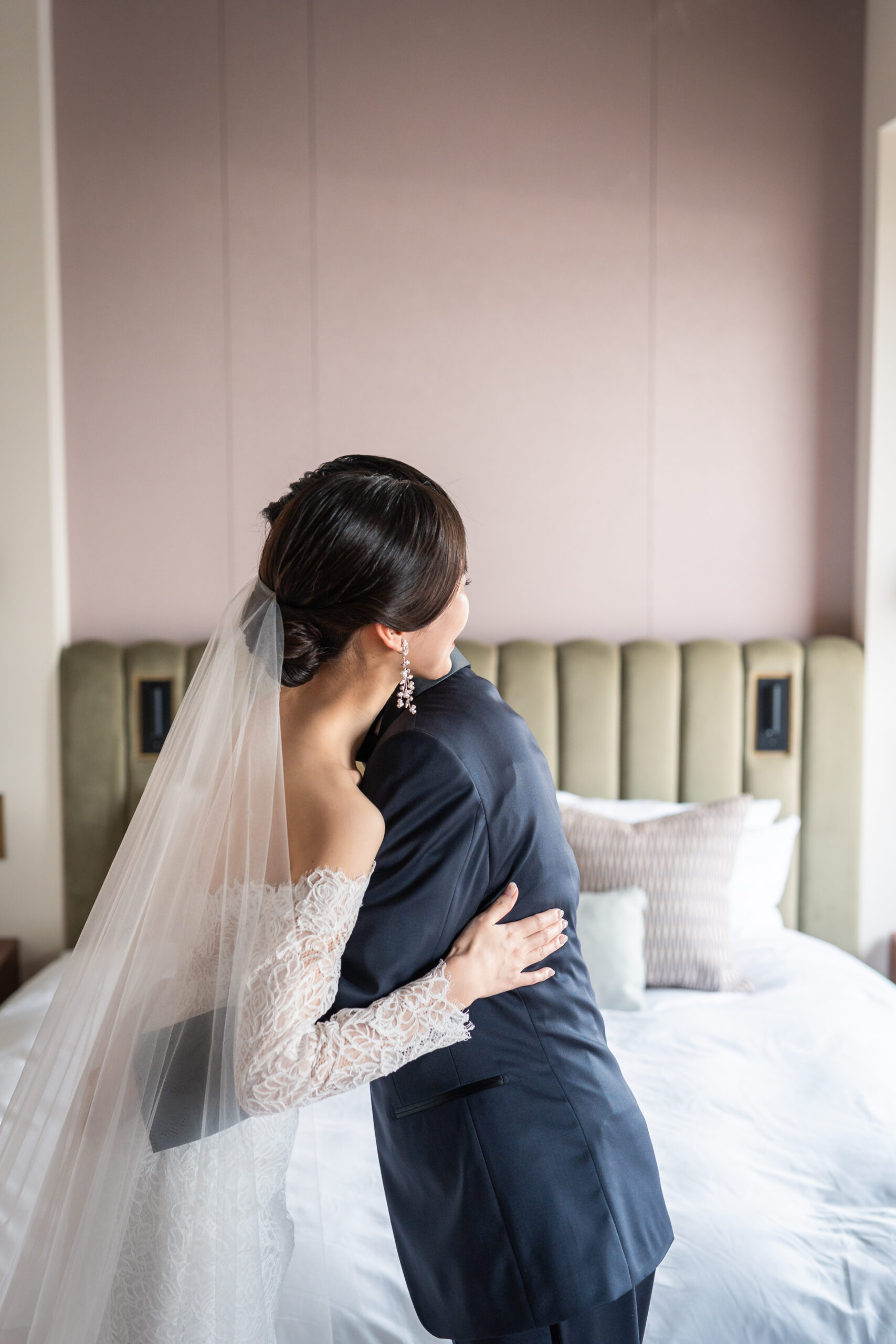 あたたかみを感じるザマークグランドホテルでの結婚式で、ファーストミートを終えられた新郎新婦様が優しく抱き合うご様子