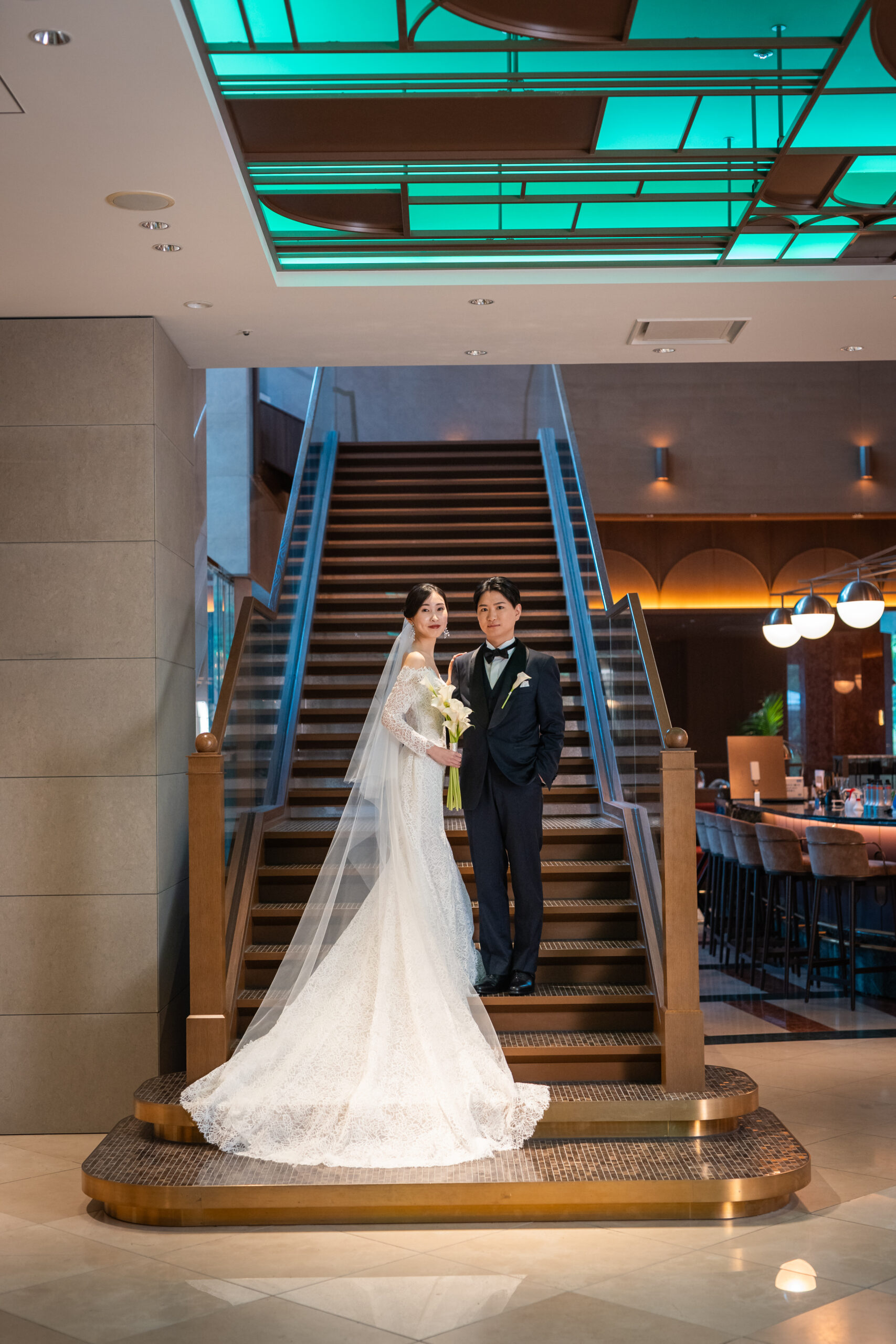 洗練されたモダンな空間の中にどこかあたたかみを感じるザマークグランドホテルので、ロマンティックなお写真を残される新郎新婦様