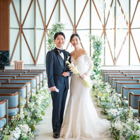 洗練されたモダンな空間の中にどこかあたたかみを感じるザマークグランドホテルのチャペルで、柔らかなお写真を残される新郎新婦様