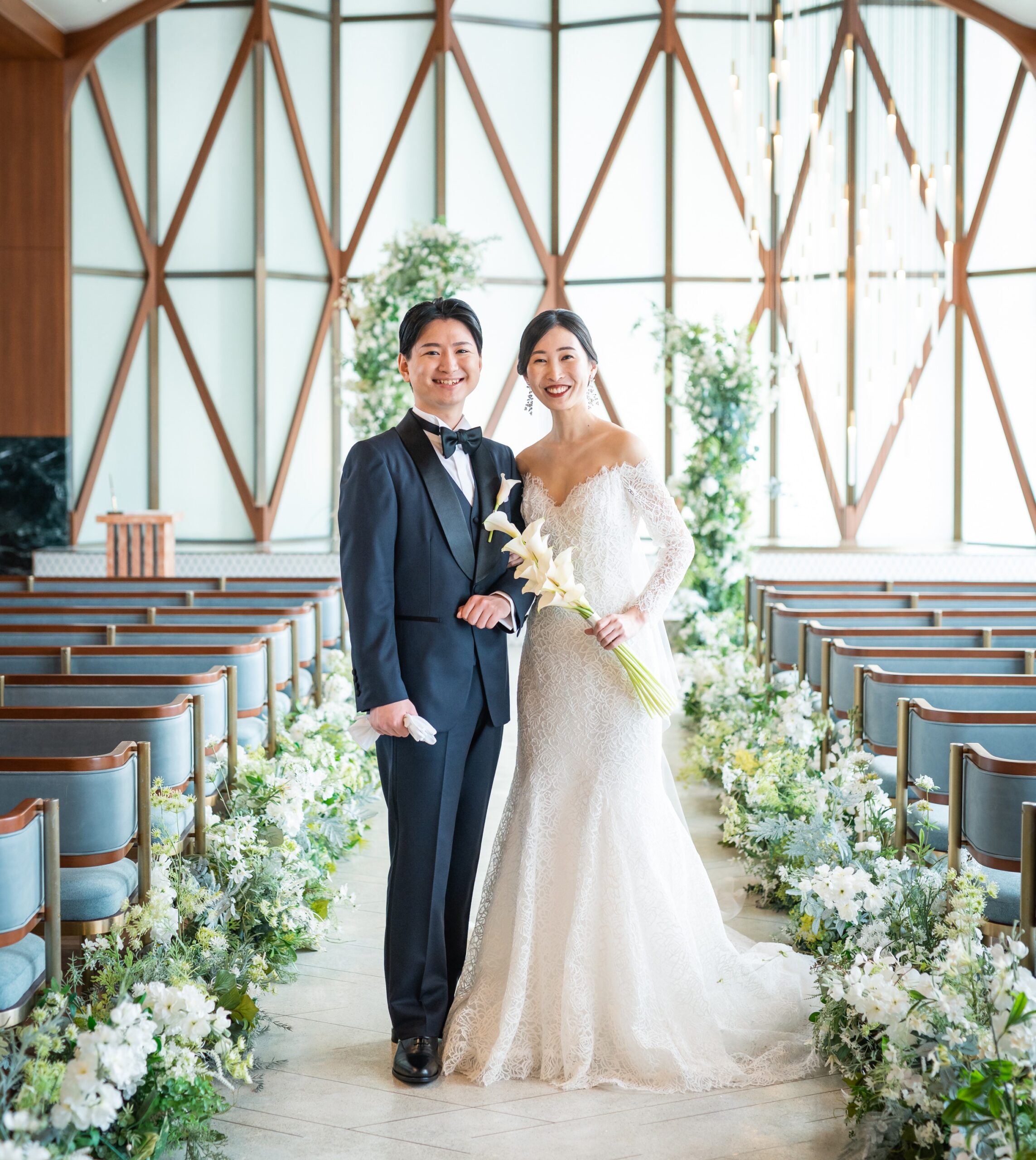 洗練されたモダンな空間の中にどこかあたたかみを感じるザマークグランドホテルのチャペルで、柔らかなお写真を残される新郎新婦様