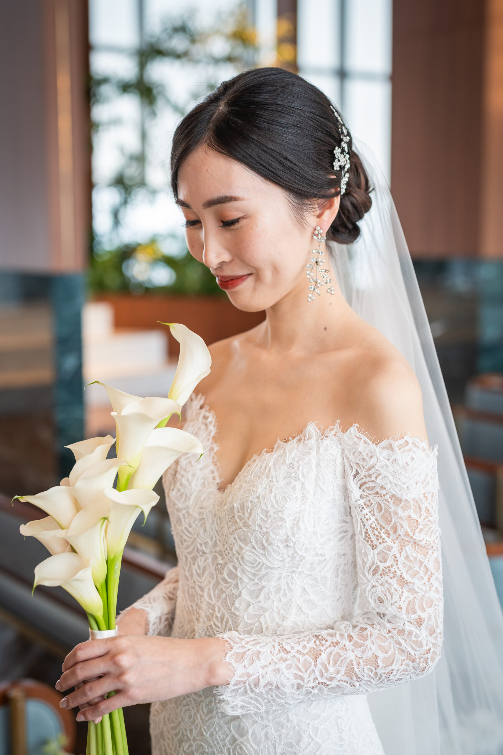 モニーク ルイリエの総レースが美しいマーメイドラインのウェディングドレスを運命の一着に選ばれた新婦様