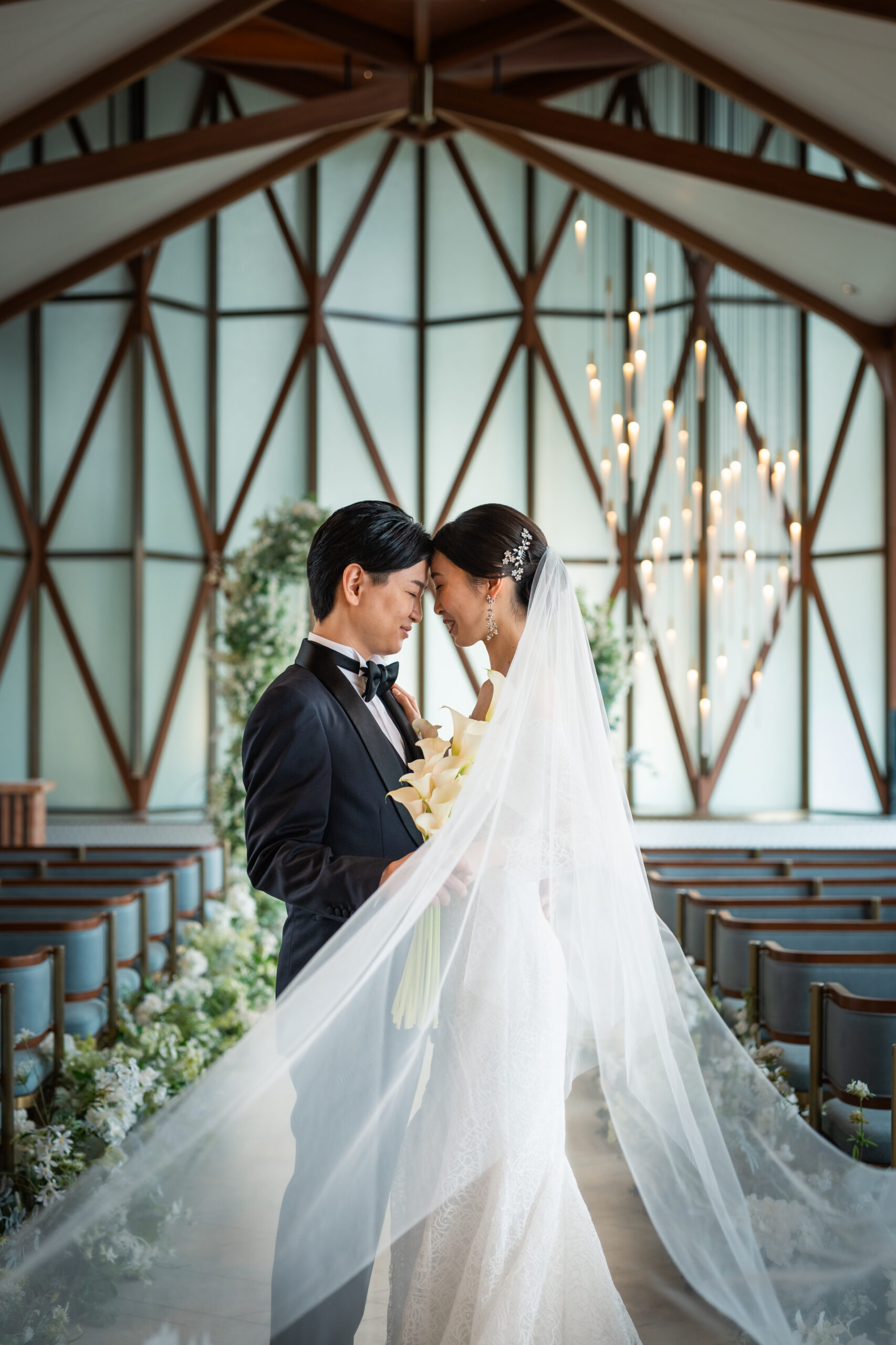 洗練されたモダンな空間の中にどこかあたたかみを感じるザマークグランドホテルのチャペルで、ロマンティックなお写真を残される新郎新婦様