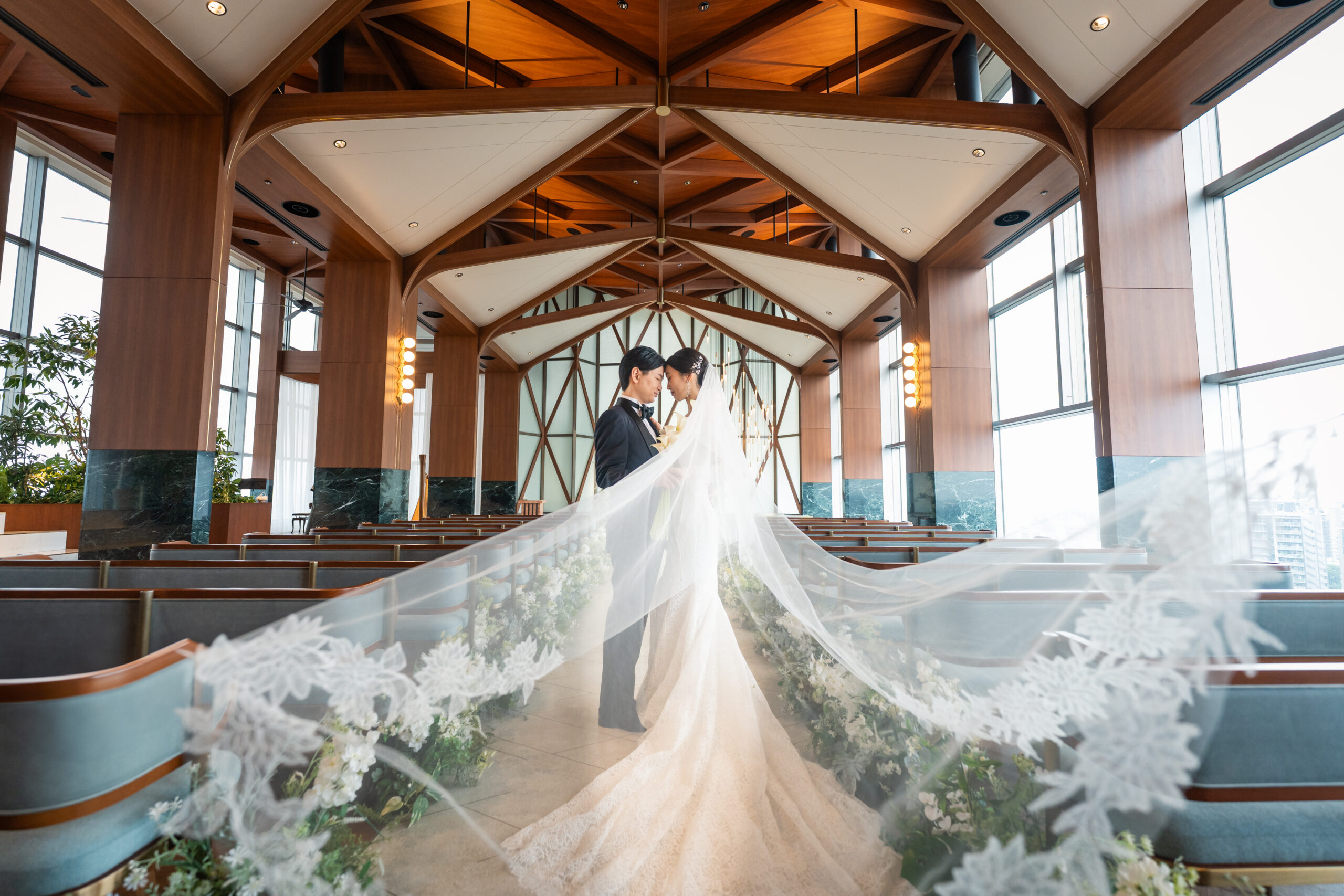洗練されたモダンな空間の中にどこかあたたかみを感じるザマークグランドホテルのチャペルで、ロマンティックなお写真を残される新郎新婦様