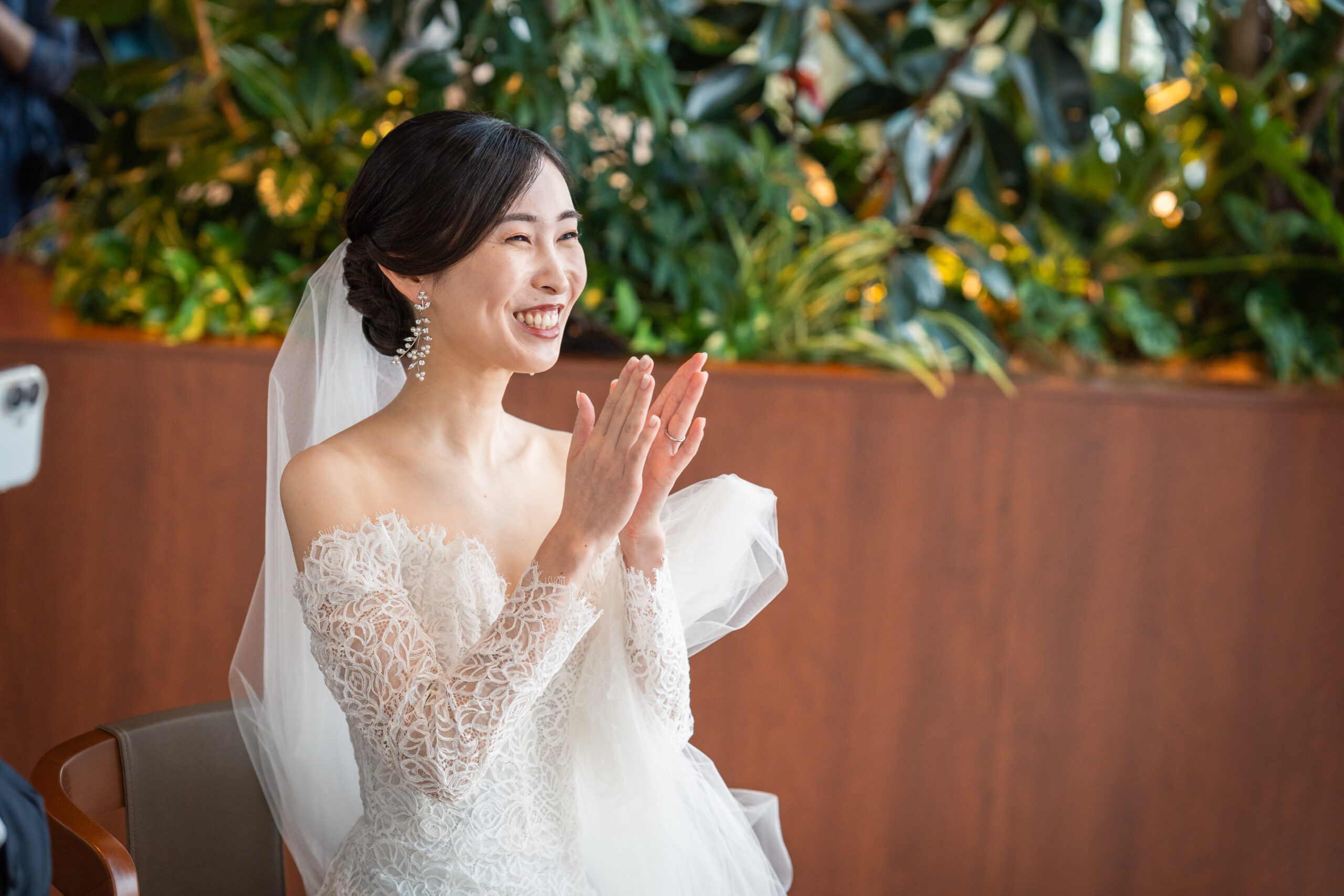 洗練されたモダンな空間の中にどこかあたたかみを感じるザマークグランドホテルのチャペルで、自然体の柔らかなお写真を残される新郎新婦様