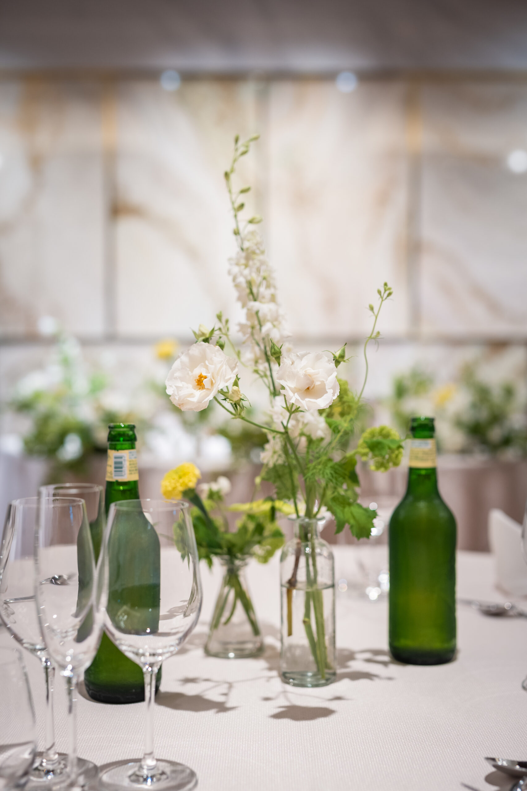 埼玉にあるザマークグランドホテルにて結婚式を挙げられた新郎新婦様の柔らかなテーブルコーディネート