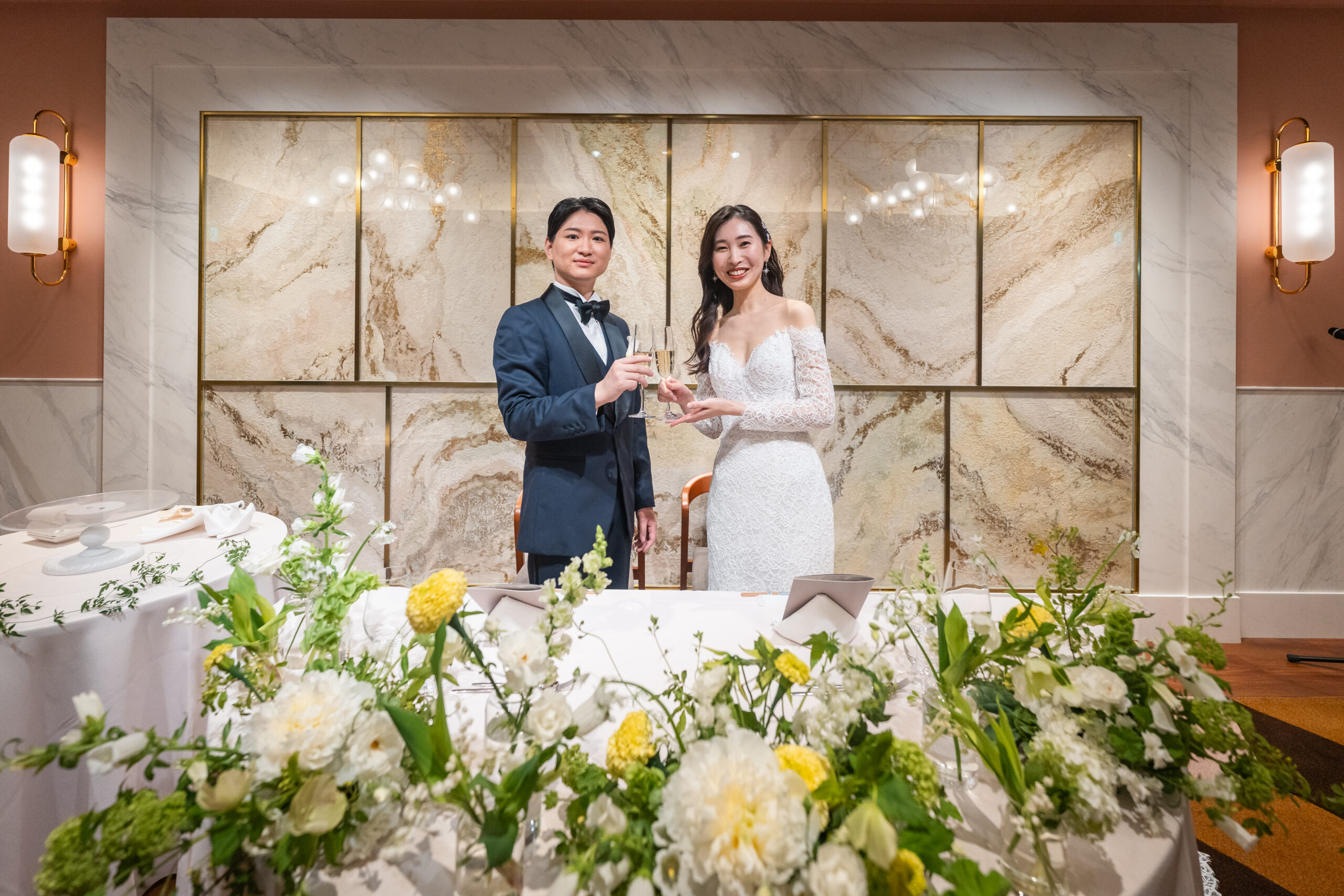 洗練されたモダンな空間の中にどこかあたたかみを感じるザマークグランドホテルの披露宴会場で、あたたかなお写真を残される新郎新婦様
