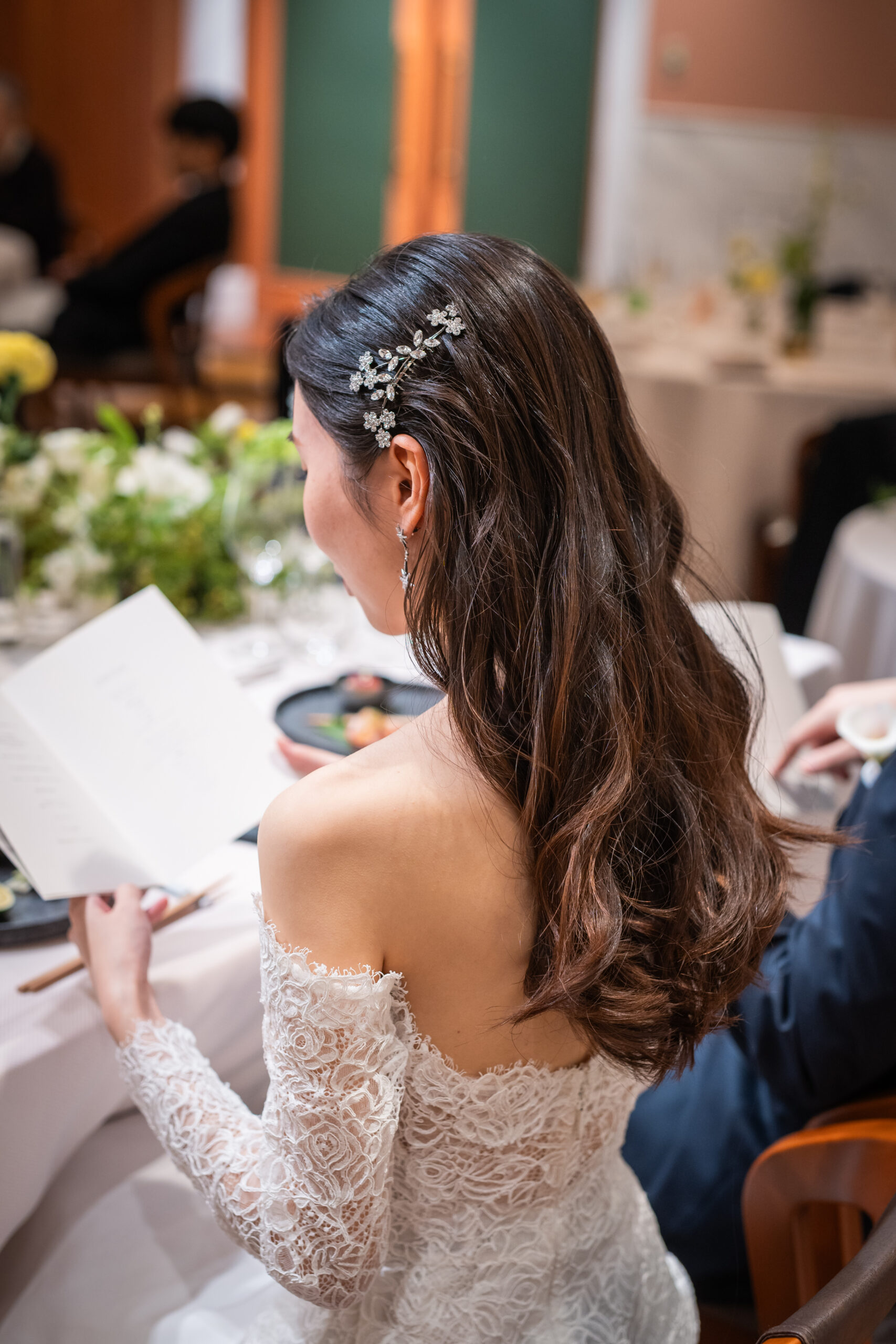 埼玉にあるザマークグランドホテルにて結婚式を挙げられた新婦様がお召しになる洗練された総レースのモニーク ルイリエのウェディングドレスと柔らかいアクセサリーの調和が美しいコーディネート