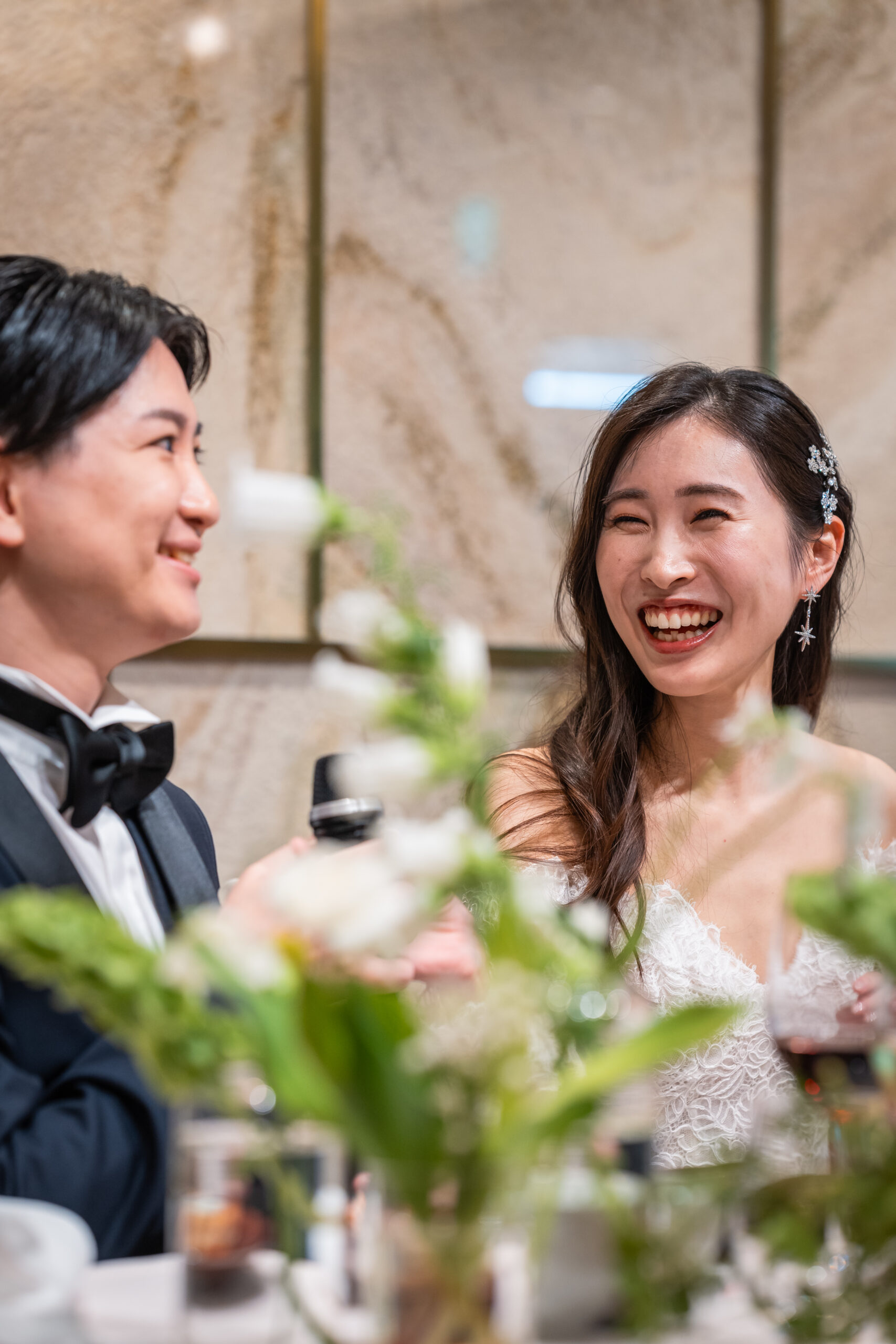 洗練されたモダンな空間の中にどこかあたたかみを感じるザマークグランドホテルの披露宴会場で、あたたかなお写真を残される新郎新婦様