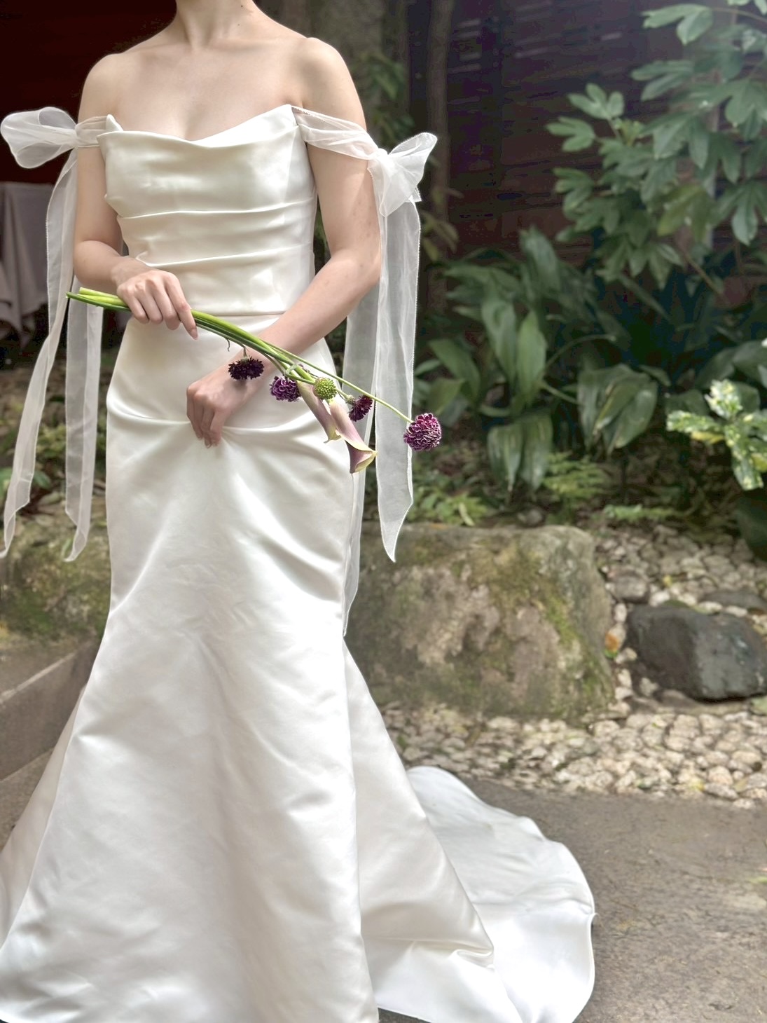 自然光が差し込むとウェディングドレスの艶感が上品に輝き、新婦様のお肌の透明度がプラスされ美しいです