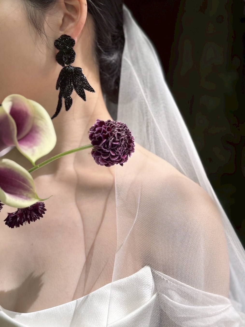 ブーケはカラーでスタイリッシュな印象を与え、シニオンでまとめたトータルコーディネートは洗練された印象を与えます