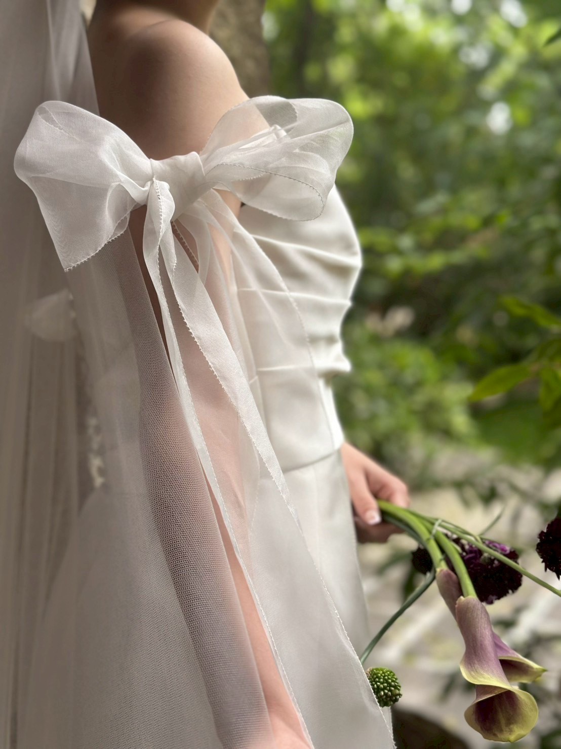 オフショルダーのリボンはデザイン性があり、アイキャッチーで柔らかい印象を与えます