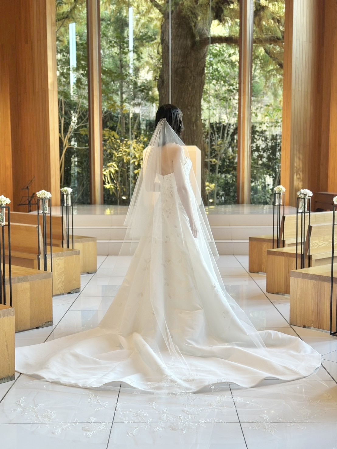 鶴見ノ森迎賓館で結婚式の花嫁におすすめのすっきりとしたラインと、美しいシルエットを映し出すAラインのウェディングドレス