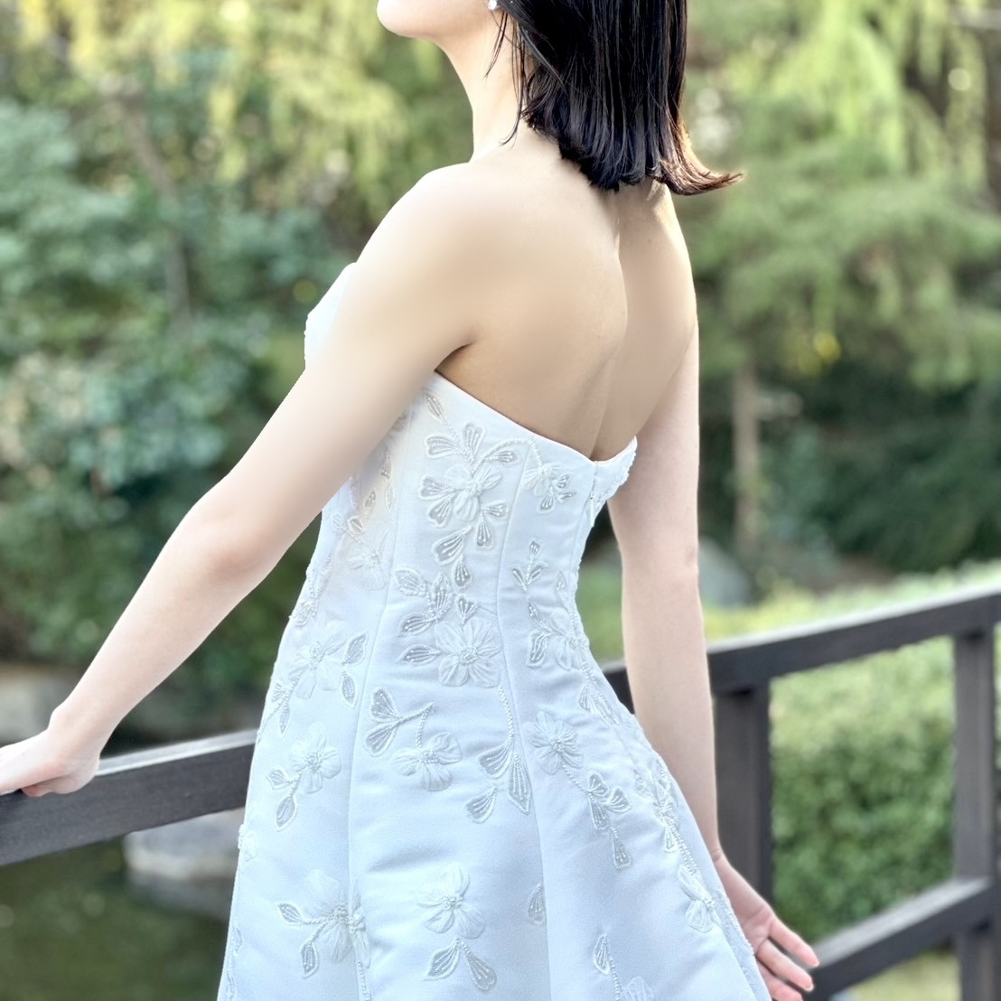 鶴見ノ森迎賓館でアットホームな結婚式を挙げられる花嫁におすすめしたいシルエットが美しいAラインのエナウラのウェディングドレスをご紹介いたします