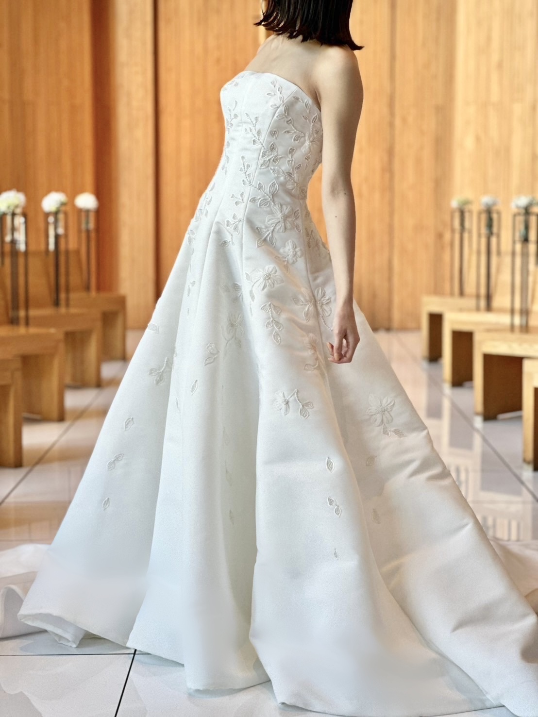 大阪エリアの結婚式場で、ナチュラルでアットホームな結婚式におすすめしたいエナウラのウェディングドレス