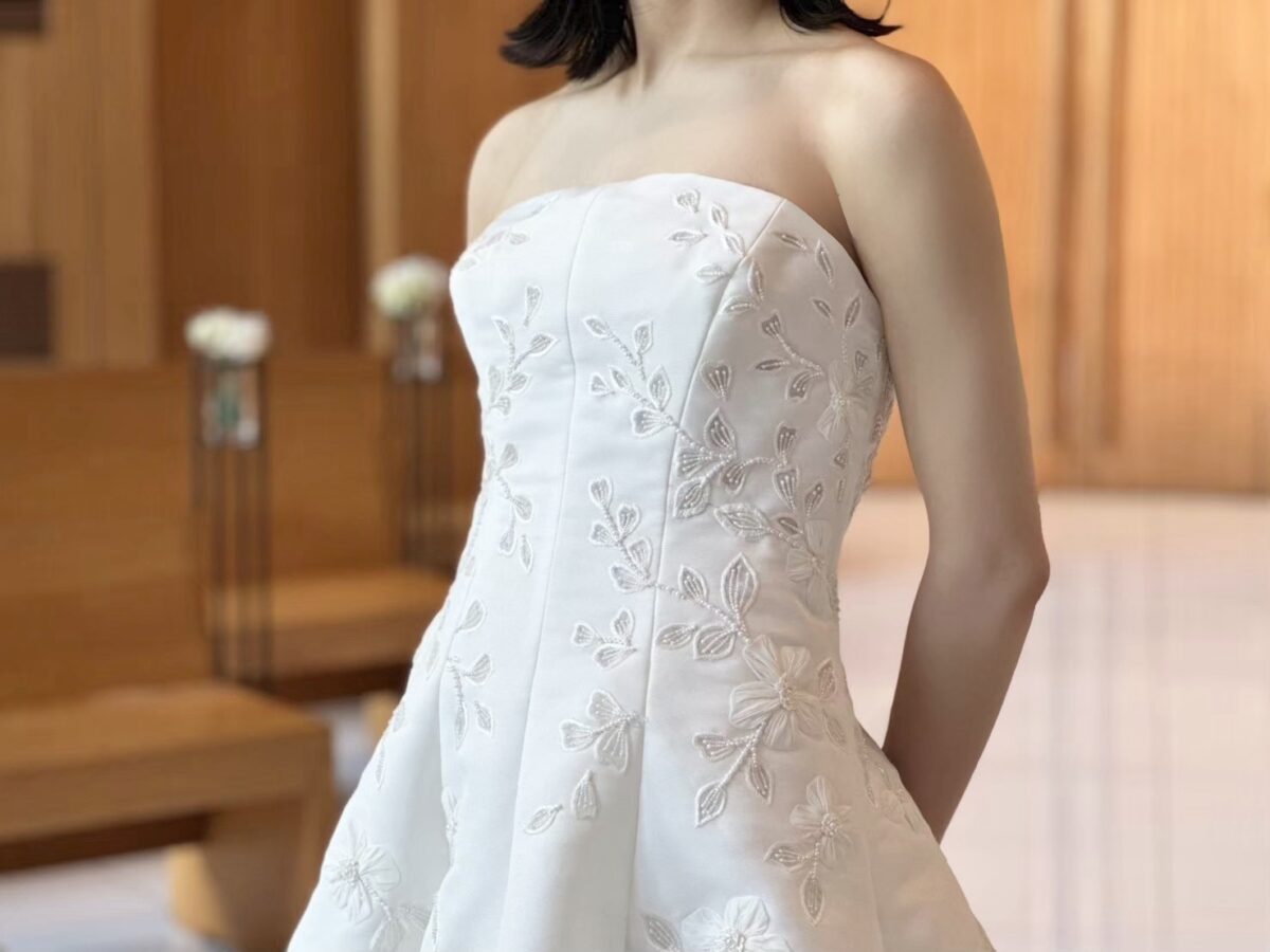 ザトリートドレッシングがおすすめしたい、細部までこだわられたディテールが自然光差し込むチャペルにぴったりのウェディングドレス