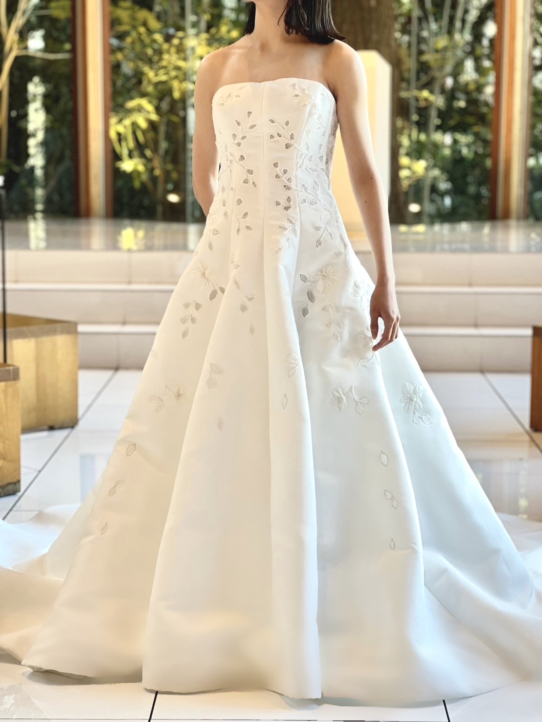 鶴見ノ森迎賓館で結婚式の花嫁におすすめしたいウエストラインのシルエットが美しいAラインのウェディングドレス