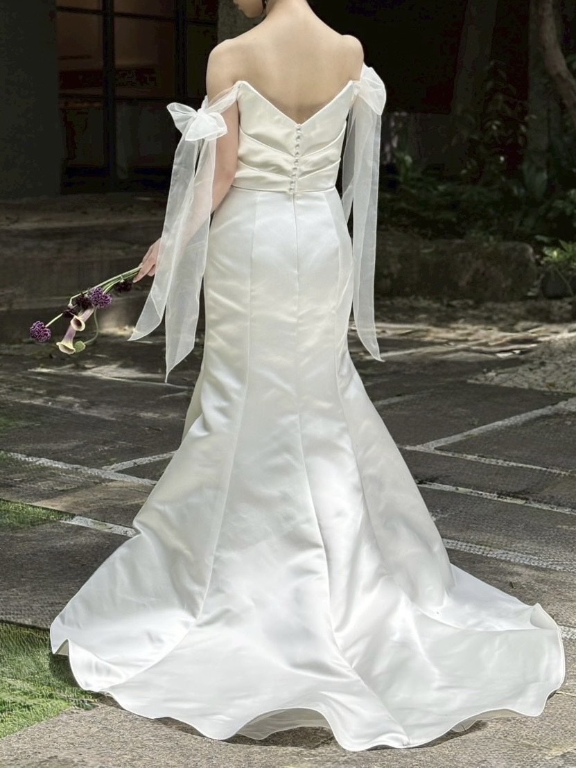 マーメイドラインのウェディングドレスはバックスタイルもトレーンが長くお写真でも綺麗に映えます