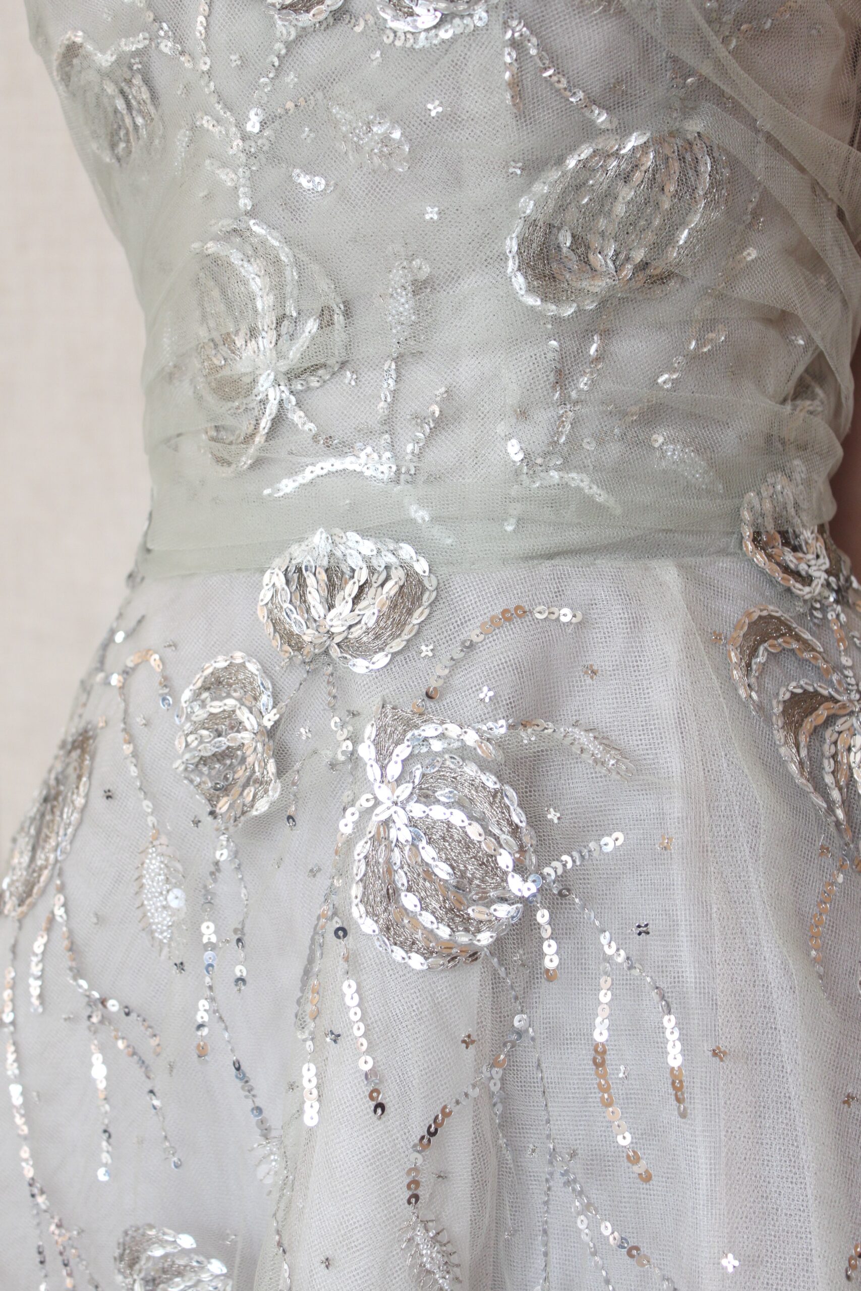 リームアクラらしいクチュールテクニックと豪華なシルバーのスパンコールは見る人を魅了させます