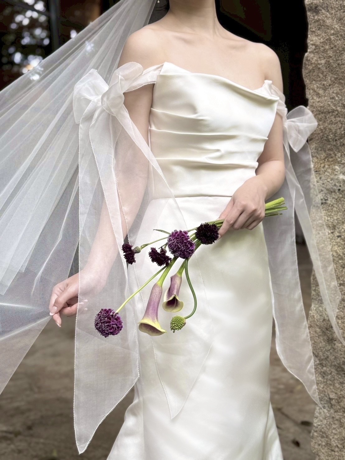 女性の曲線美が綺麗に描かれるマーメイドラインのウェディングドレスは洗練された印象を与えます