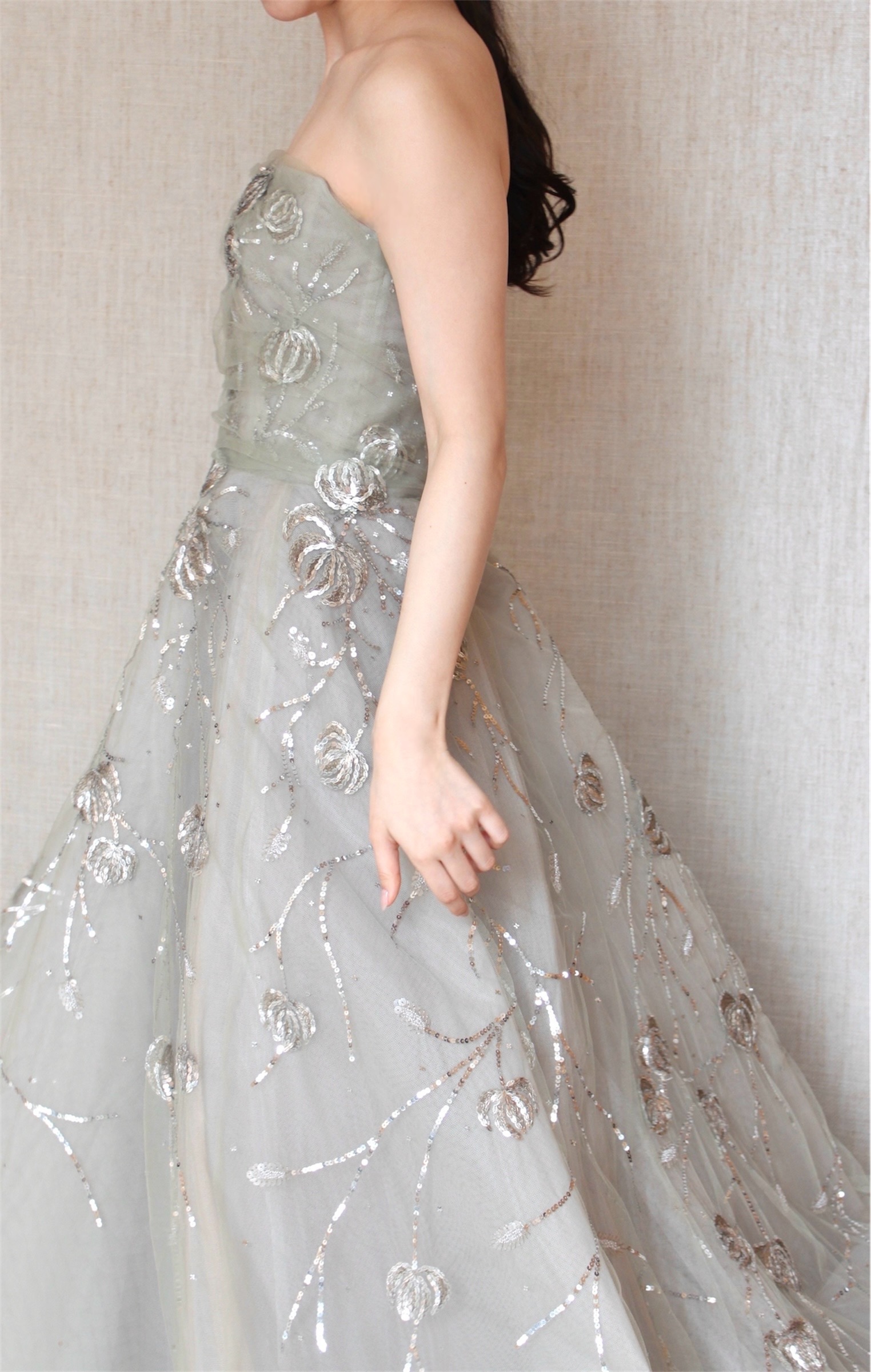 爽やかなカラーリングと華やかなスパンコールが目を惹くReem Acra(リーム アクラ)のカラードレス