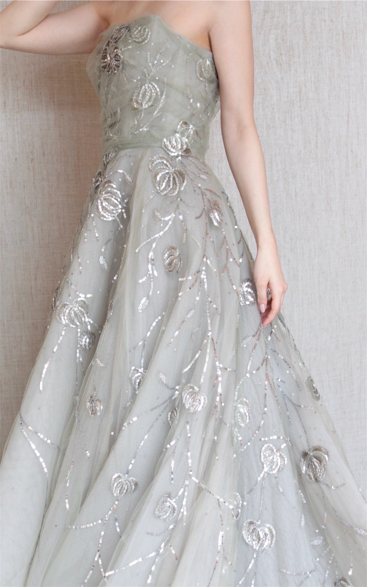 リームアクラのカラードレスは爽やかで柔らかいくすみグリーンでその上にシルバーのスパンコールがデザインされ花嫁の透明感を引き立たせます