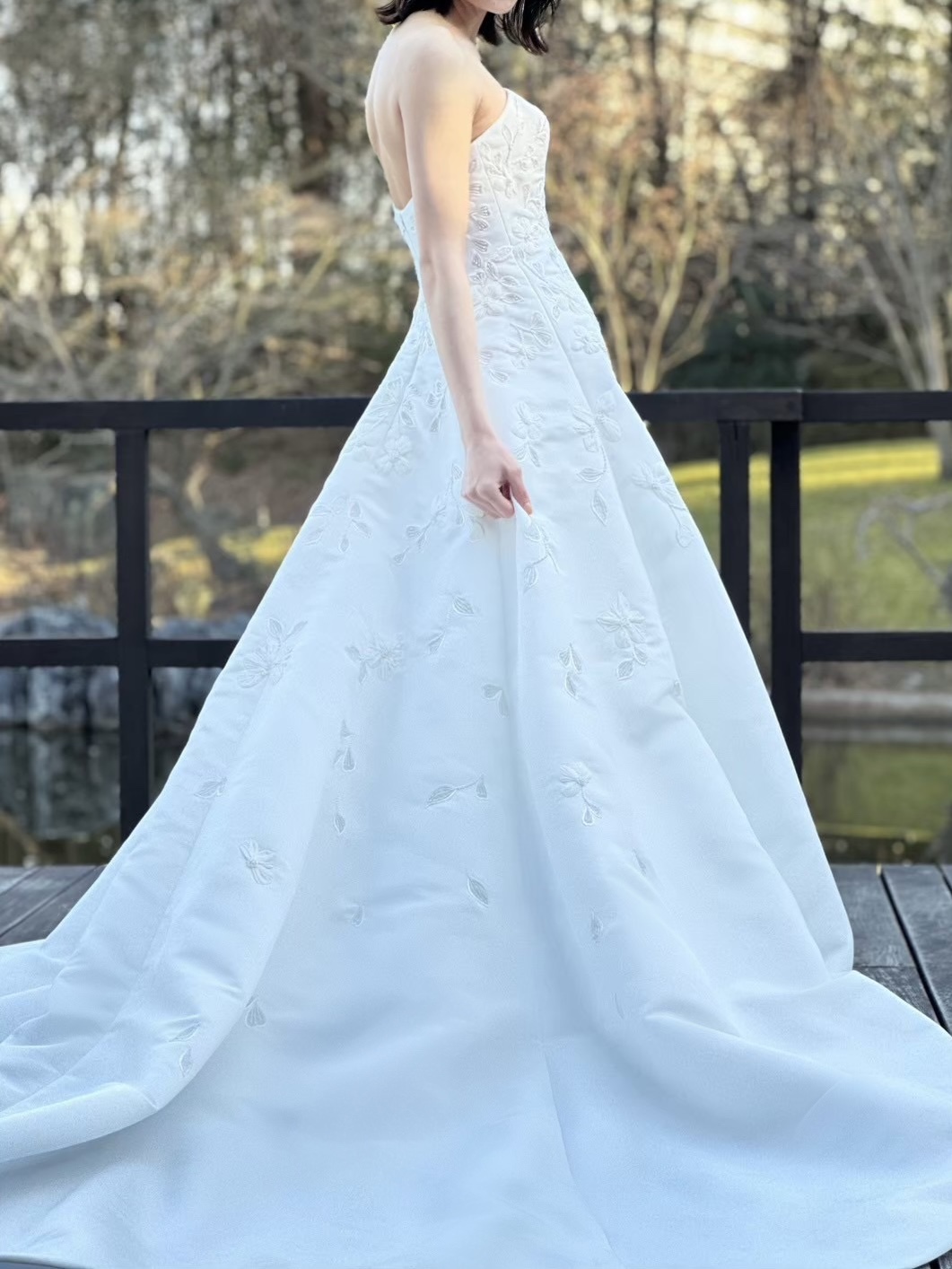 緑に囲まれたリラックス感漂う、ナチュラルな会場にぴったりの自然光が差し込むたびに絶妙な透明感と儚さを演出するエナウラのウェディングドレス