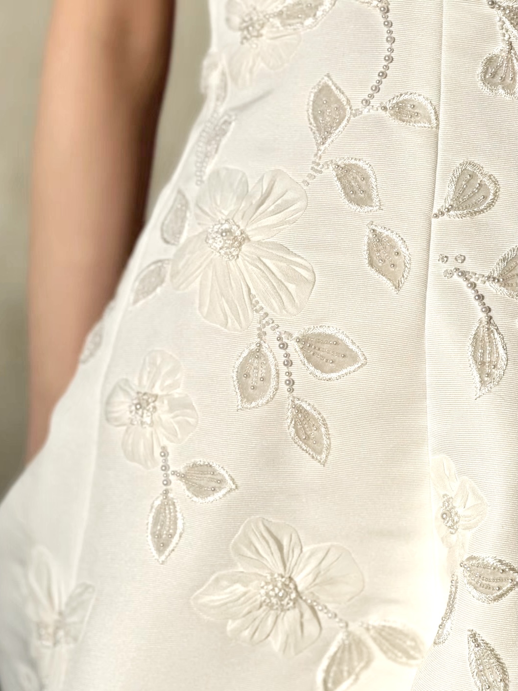 ザトリートドレッシングが取り扱っているエナウラのシルエットが美しいAラインのインド刺繍が華やかなウェディングドレス