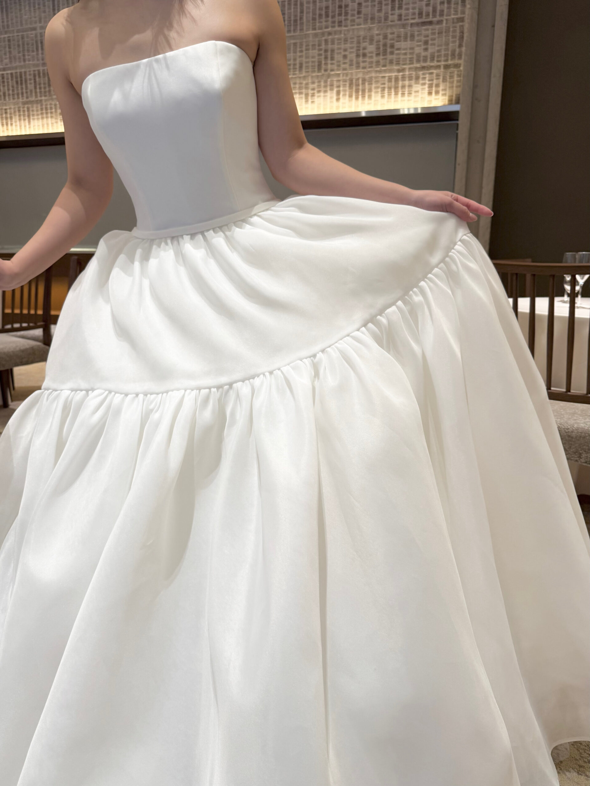 コンセプチュアルであり遊び心溢れるデザインで、ウェディングドレス業界に新たな風を吹かせているのですアムサーラの新作ウェディングドレス。